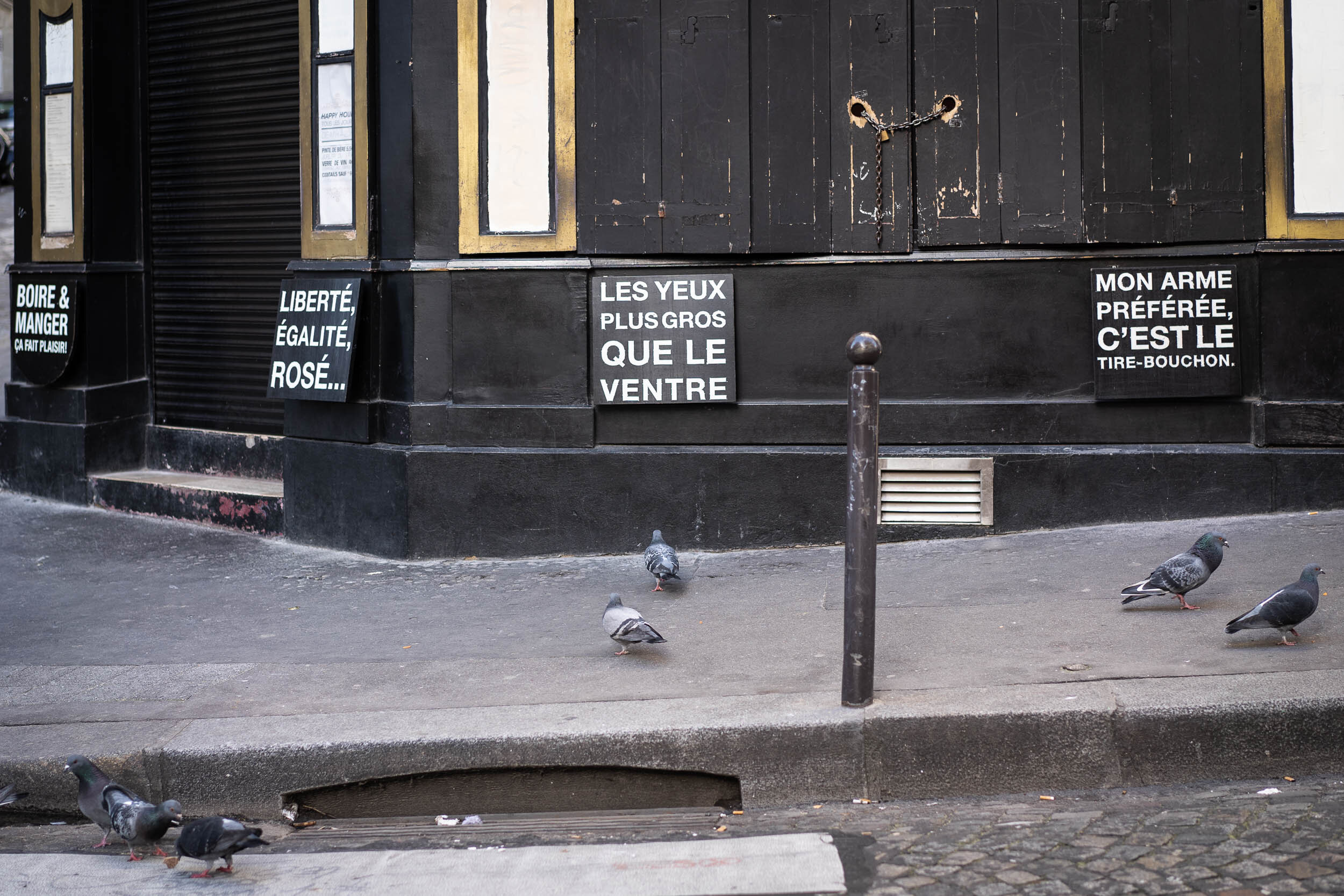 closed-shopfront-in-Montmartre-07.jpg