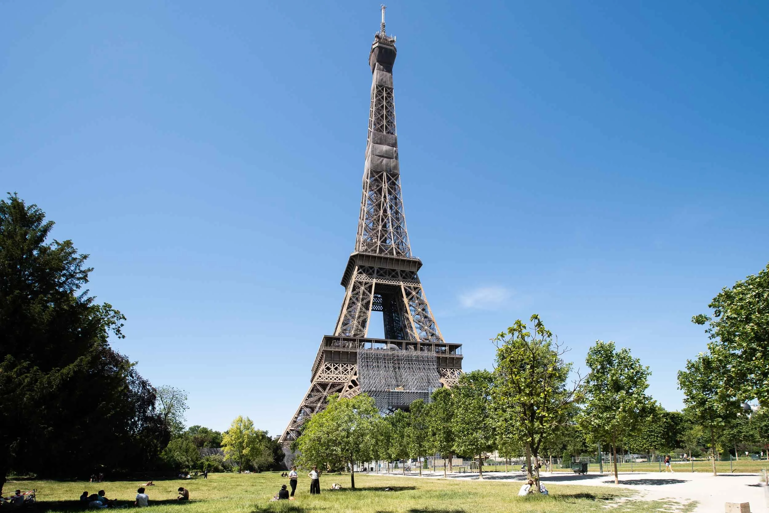 eiffel-tower-unkempt-13.jpg