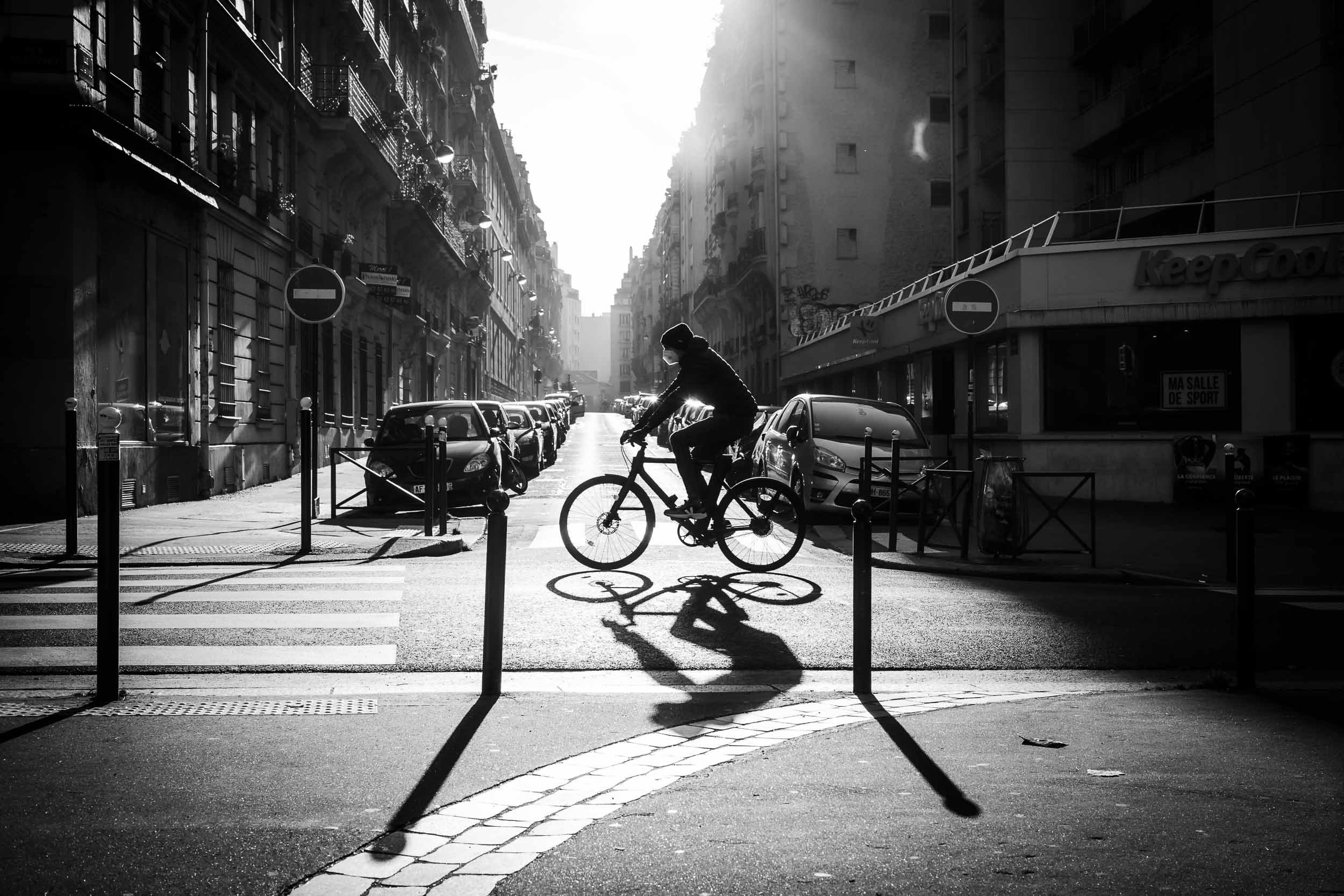 014-cycling-man-beautiful-light-strong-shadows-in-paris.jpg