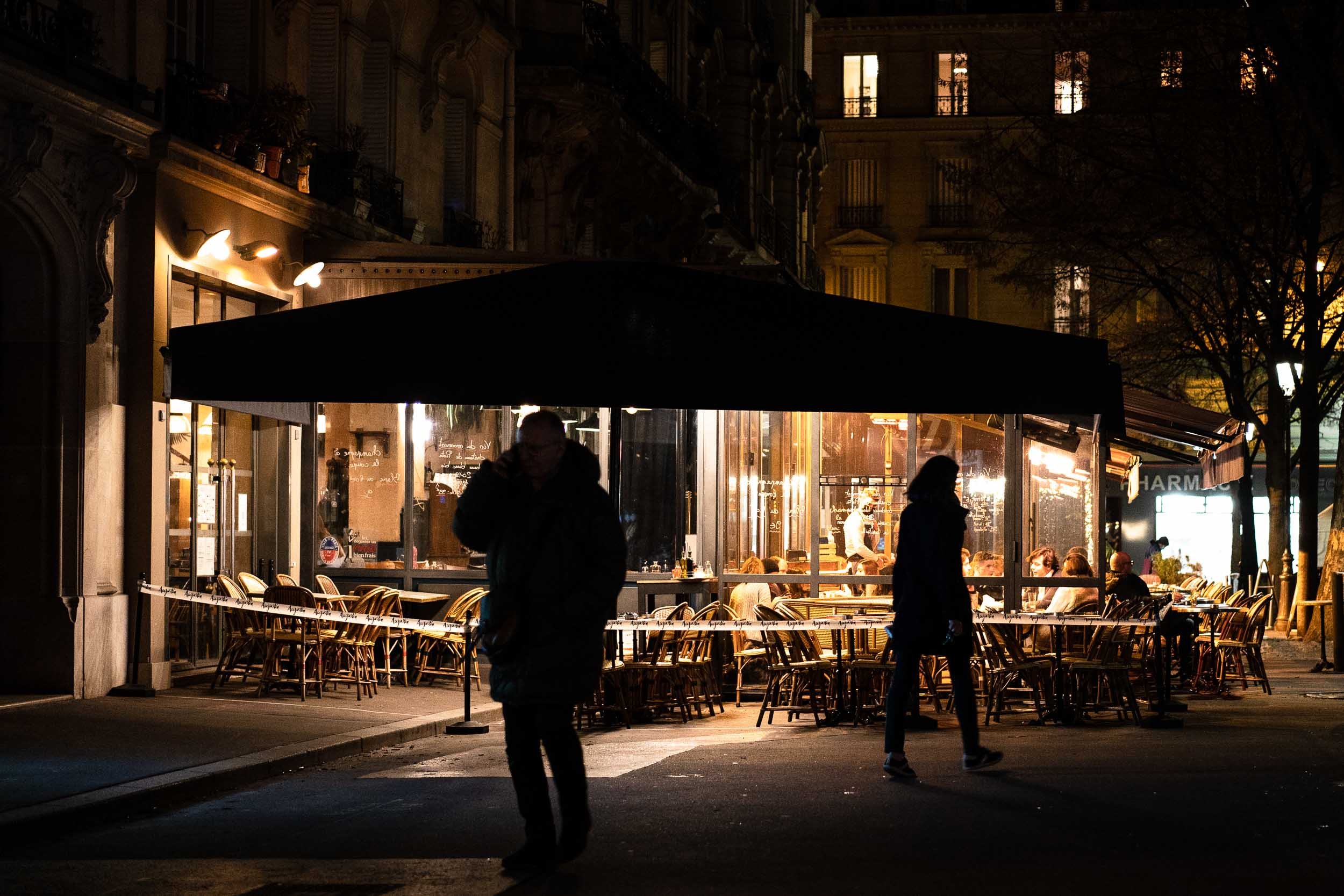 017-silhouettes-in-front-of-bar-paris.jpg