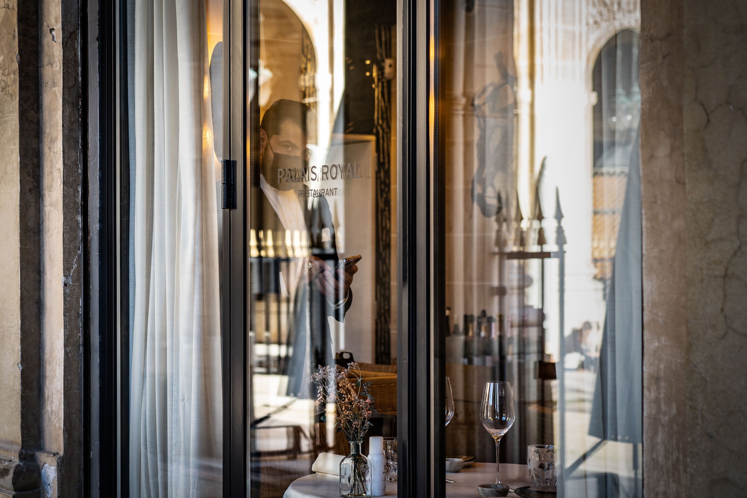 036-reflection-waiter-restaurant-window-palais-royal-paris.jpg