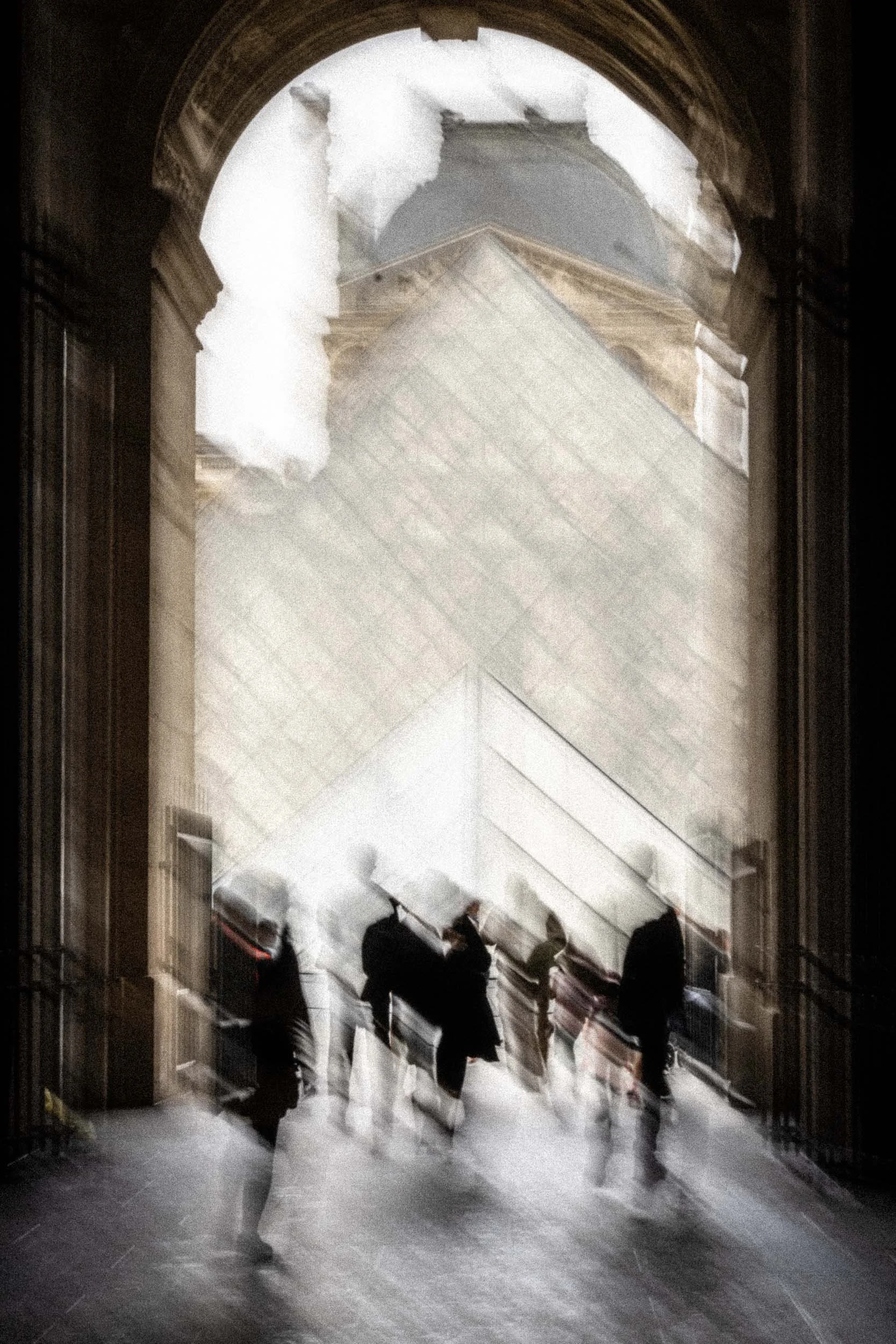 2025-8-out of focus-pyramide de louvre-merja-varkemaa.jpg