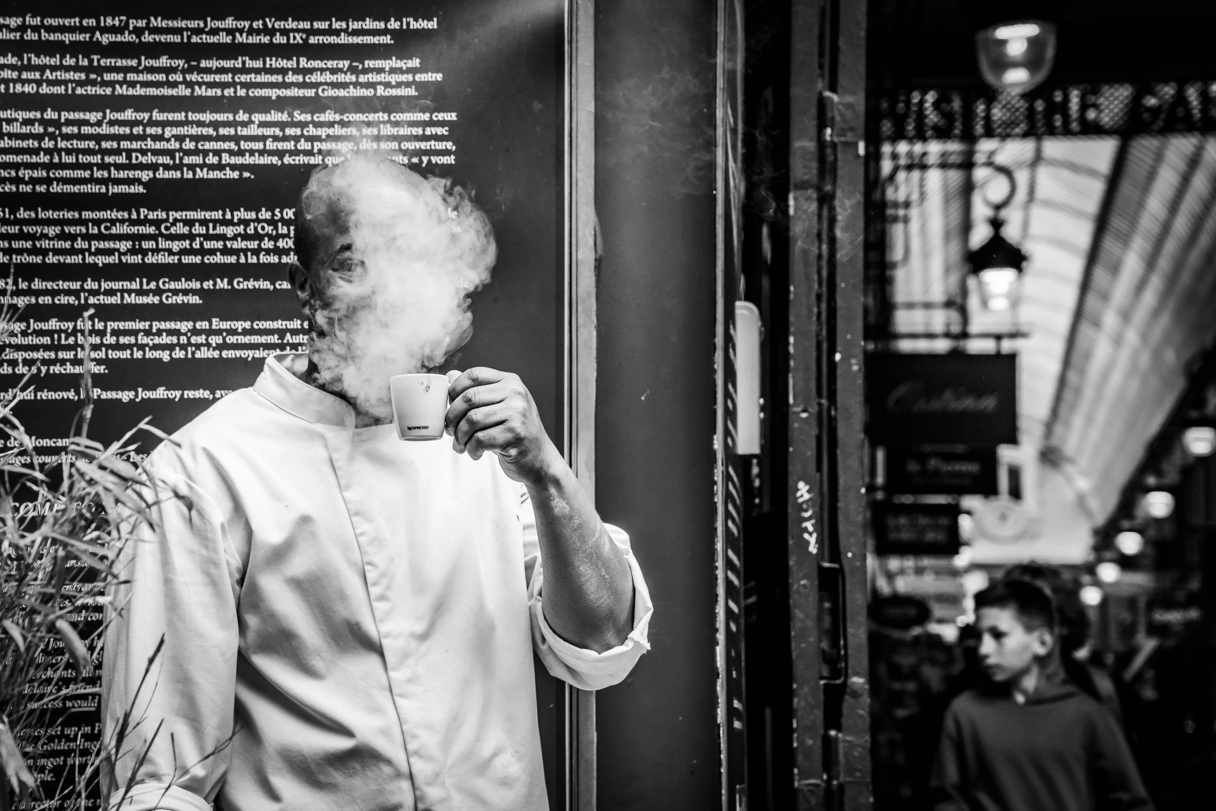 2025-11-waiter-coffee break-paris-merja-varkemaa.jpg