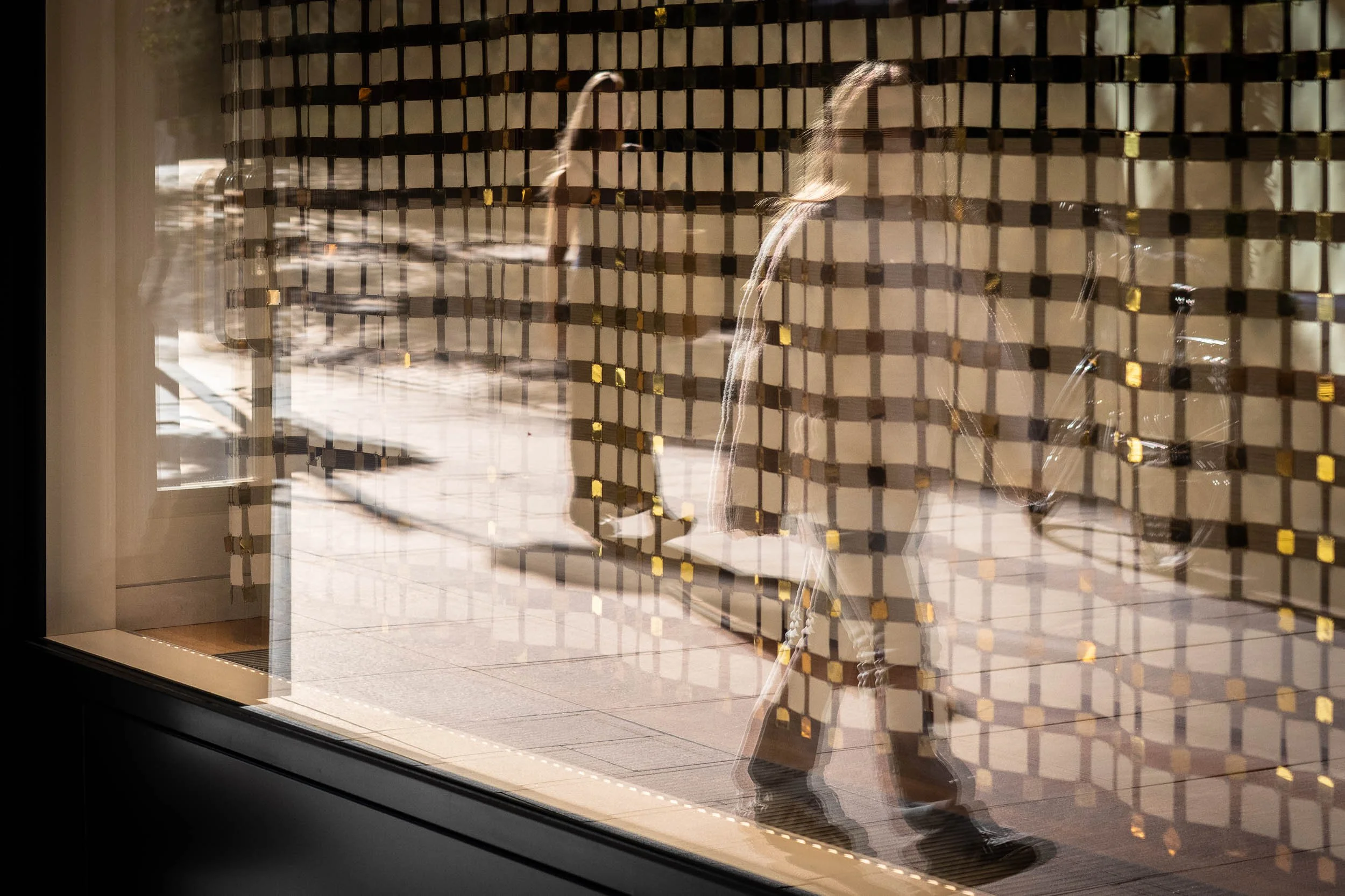 2025-13-golden-rerflection-window-merja-varkemaa.jpg
