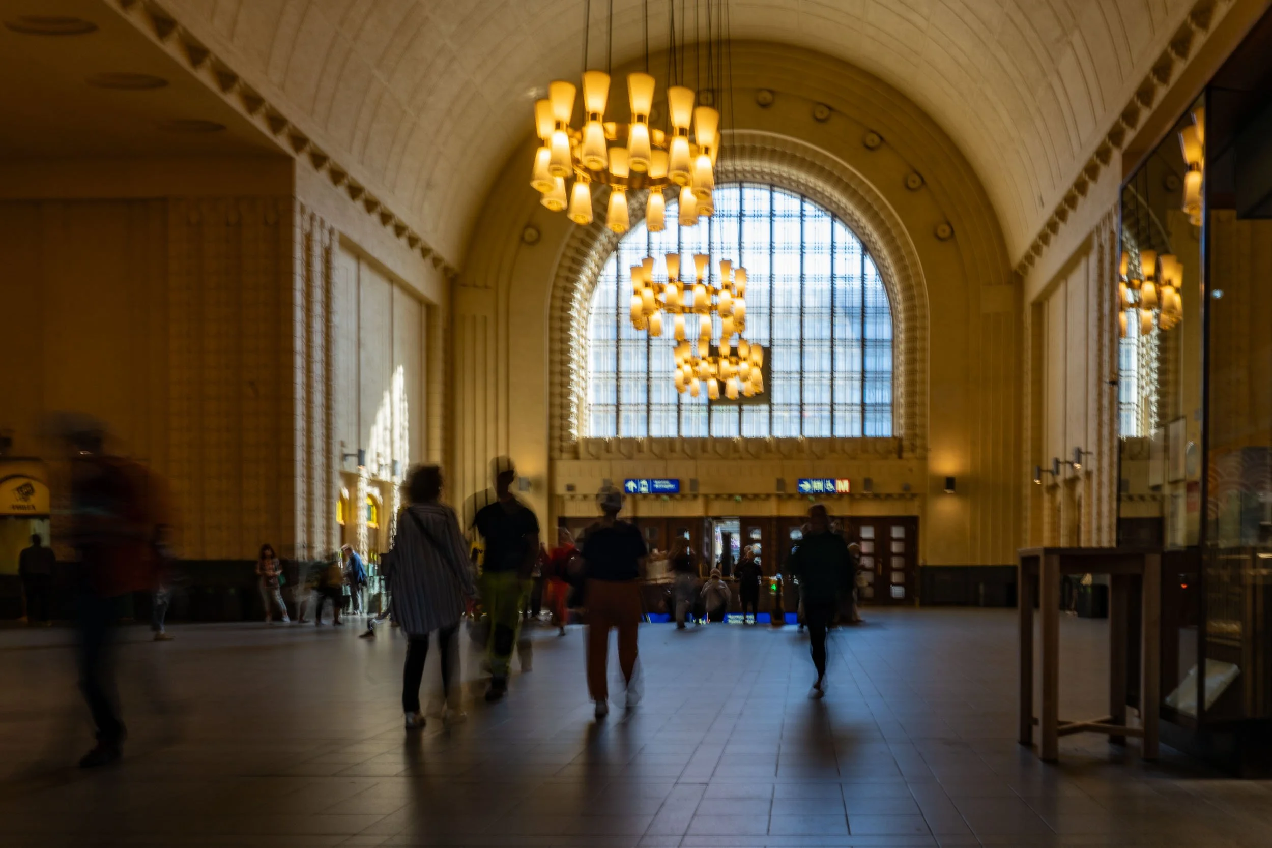 2025-17-people-walking-helsinki-central-railwaystation-merja-varkemaa.jpg