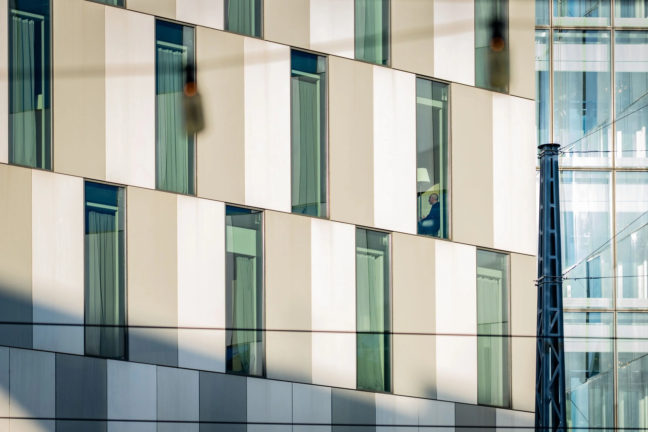 2025-20-man-in-hotel-window-merja-varkemaa.jpg