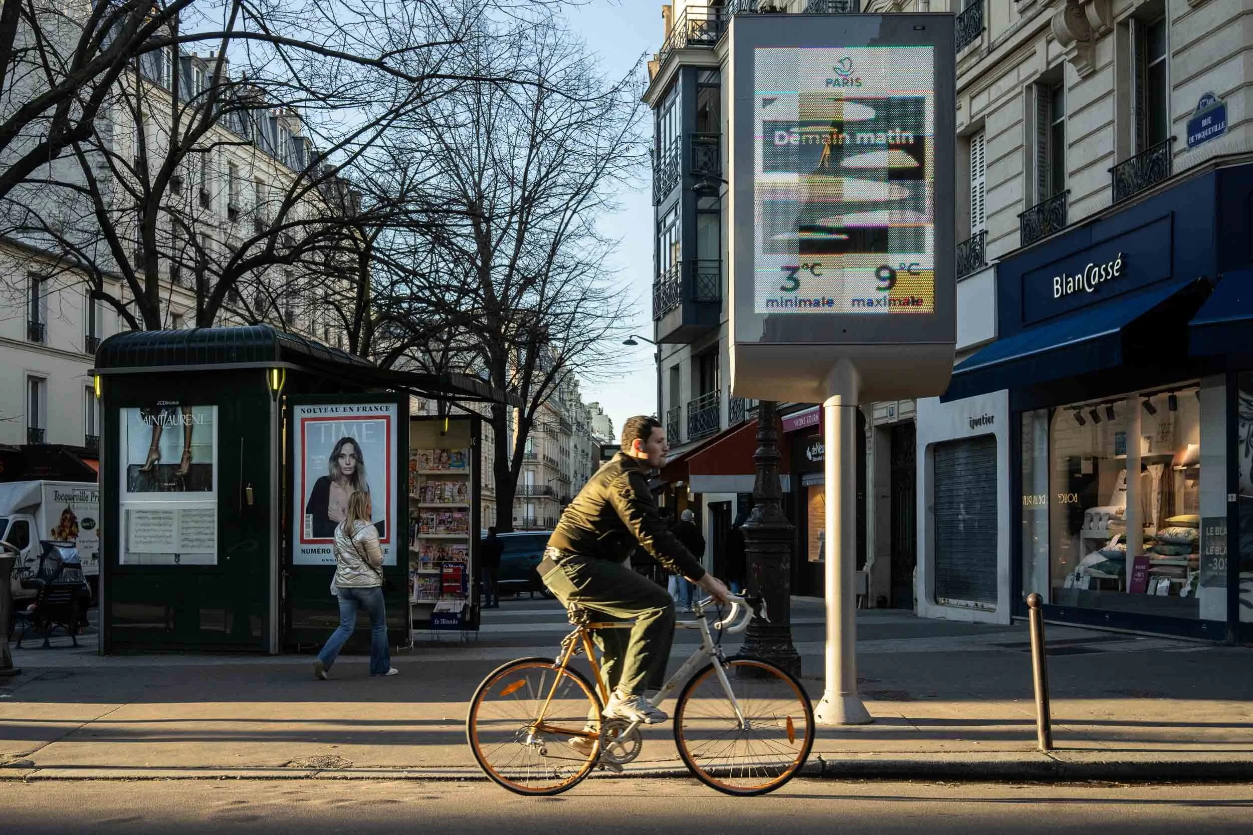 4-man-cyckling-in beautiful-light-merja varkemaa photography.jpg