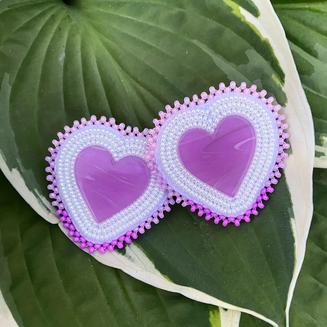 Ombré hearts. Beadwork and photo by Alexa Metallic.