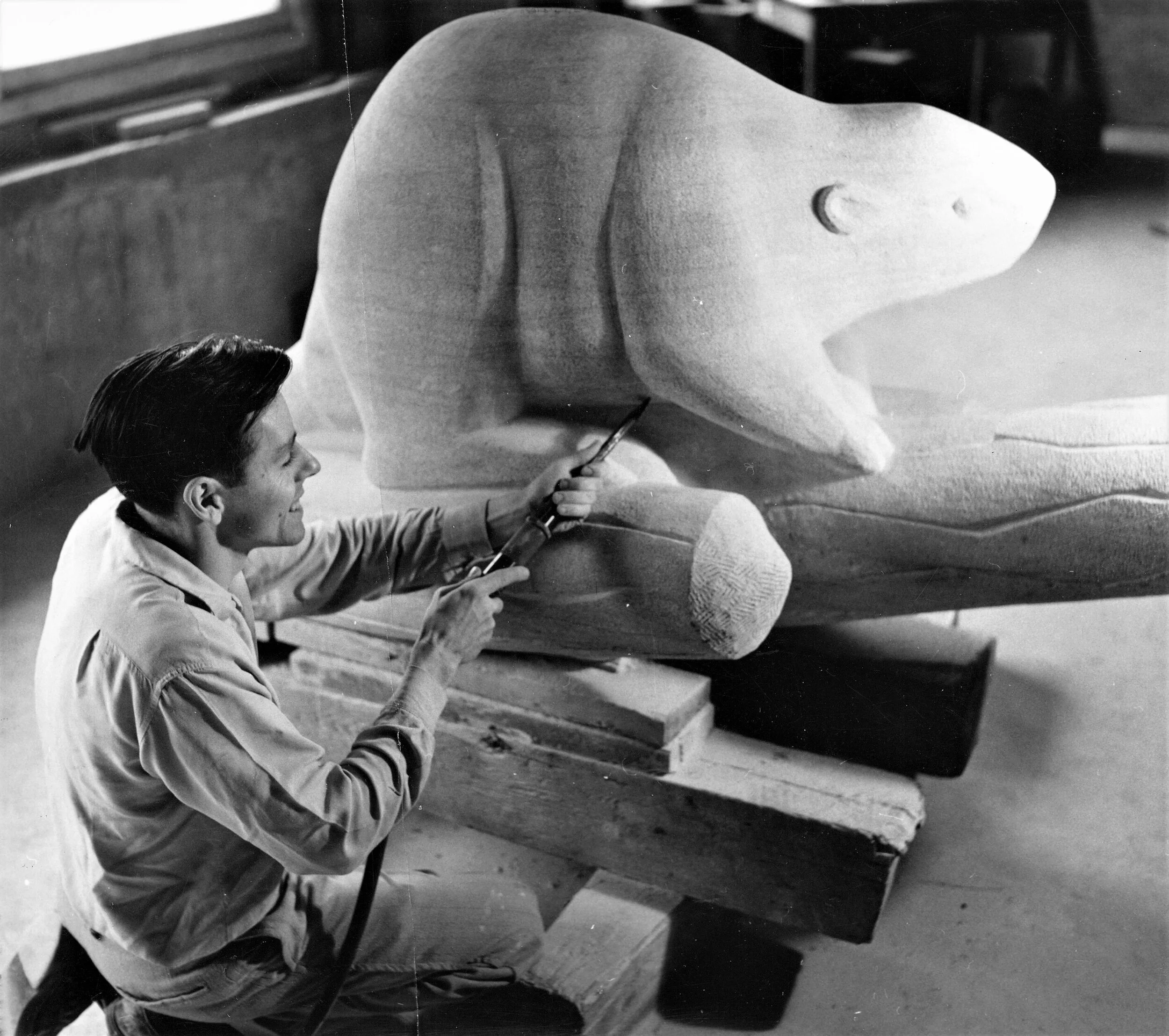  Figure 1.2 | Claude Roussel in his Edmundston Studio finishing up the limestone sculpture  Beavers ,  