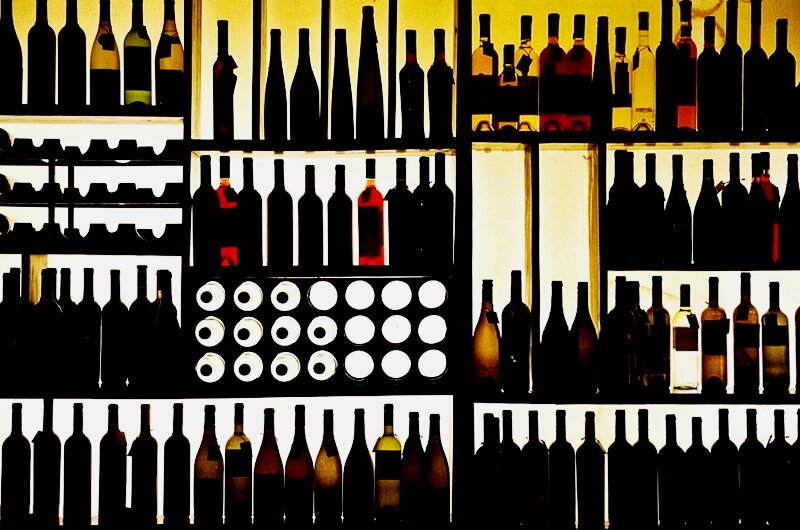 Cómo se guardan las botellas de vino, en posición vertical u horizontal?