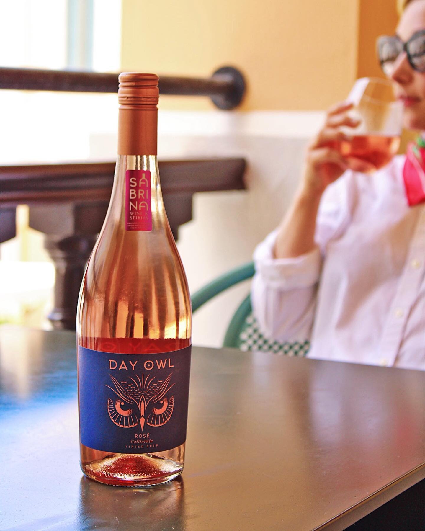 Tus d&iacute;as si pueden ser color de rosa este verano gracias a @DayOwlWines&hellip;

Este rosado californiano nos aviva con sus notas &uacute;nicas de toronja rosada, fresa y mandarina, con toques de agua de rosas que lo vuelven el vino perfecto p