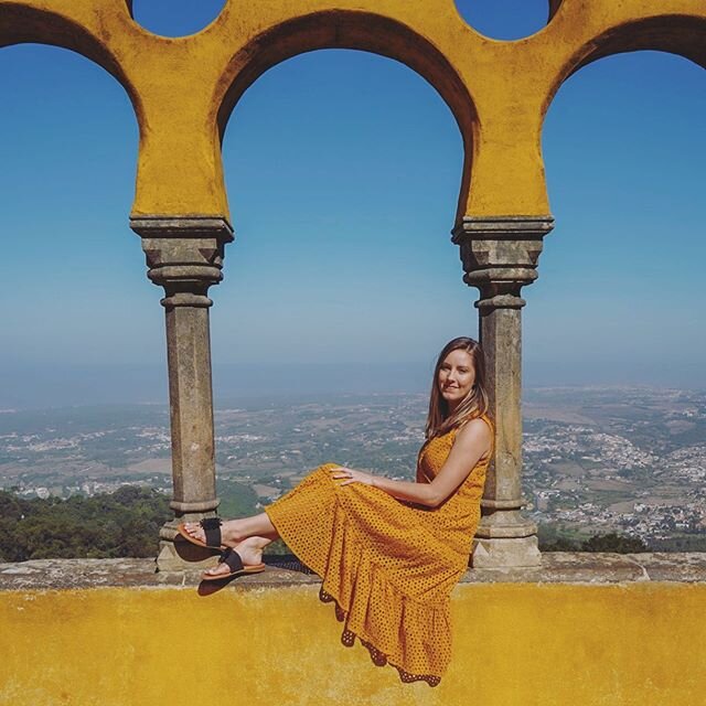 Sintra&rsquo;s Pena Palace is absolutely magical ✨ with sweeping views of the towns below reaching all the way out to the sea! Definitely a must if you are visiting Lisbon as it&rsquo;s an awesome day trip just a 🚂 ride away!! #sintraportugal #portu
