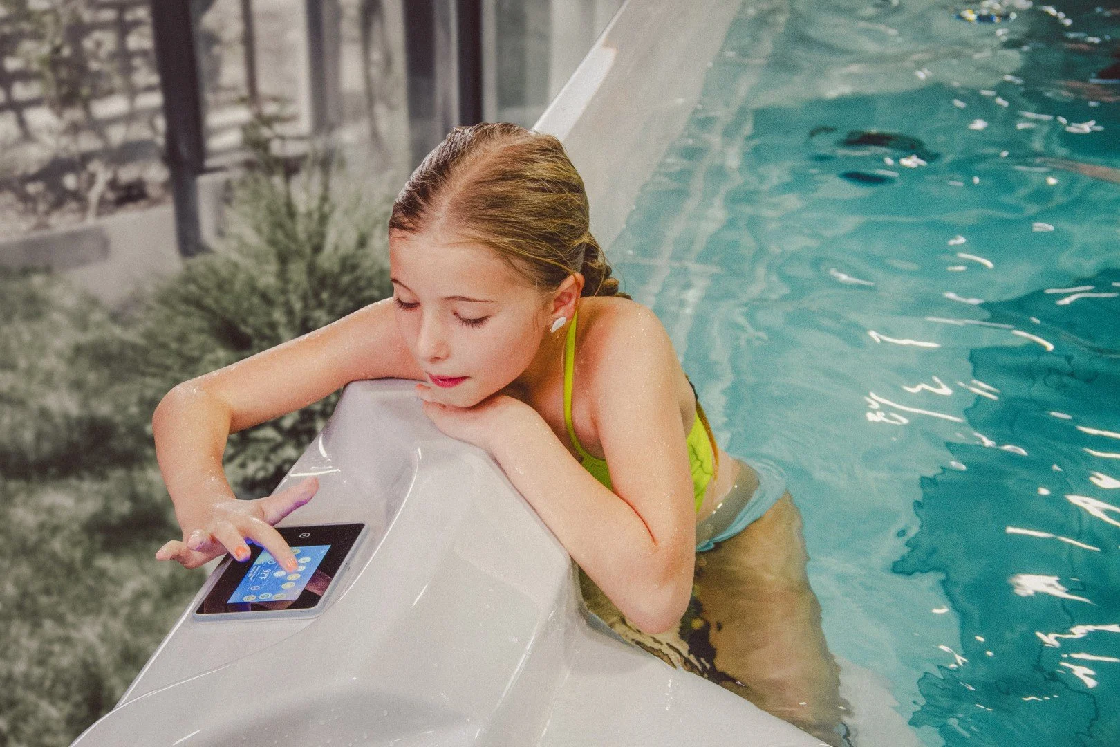 SDS_SS_17Surf_Platinum_WindyOak_Girl_TouchscreenControl.jpg (Copy)