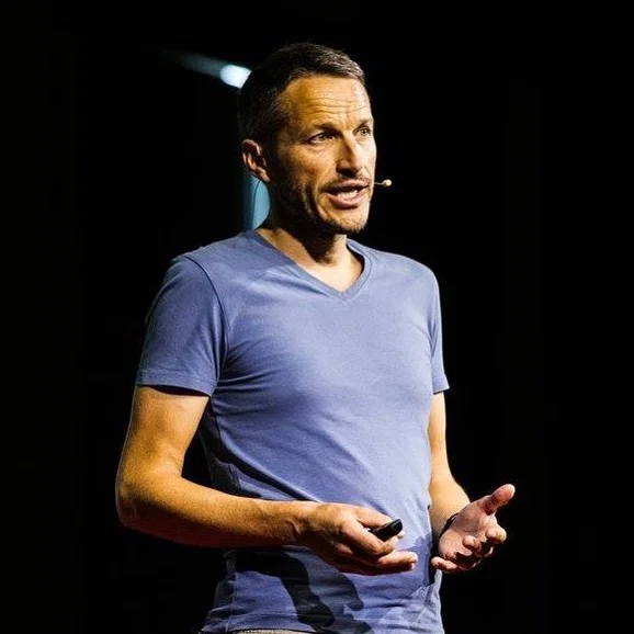 Nouveau représentant vert pour le Valais au conseil National, Christophe Clivaz venait, en 2016 déjà, nous parler de sa vision d'un monde post-croissant 🌿
Nous lui souhaitons plein succès à Berne! Retrouvez son tal