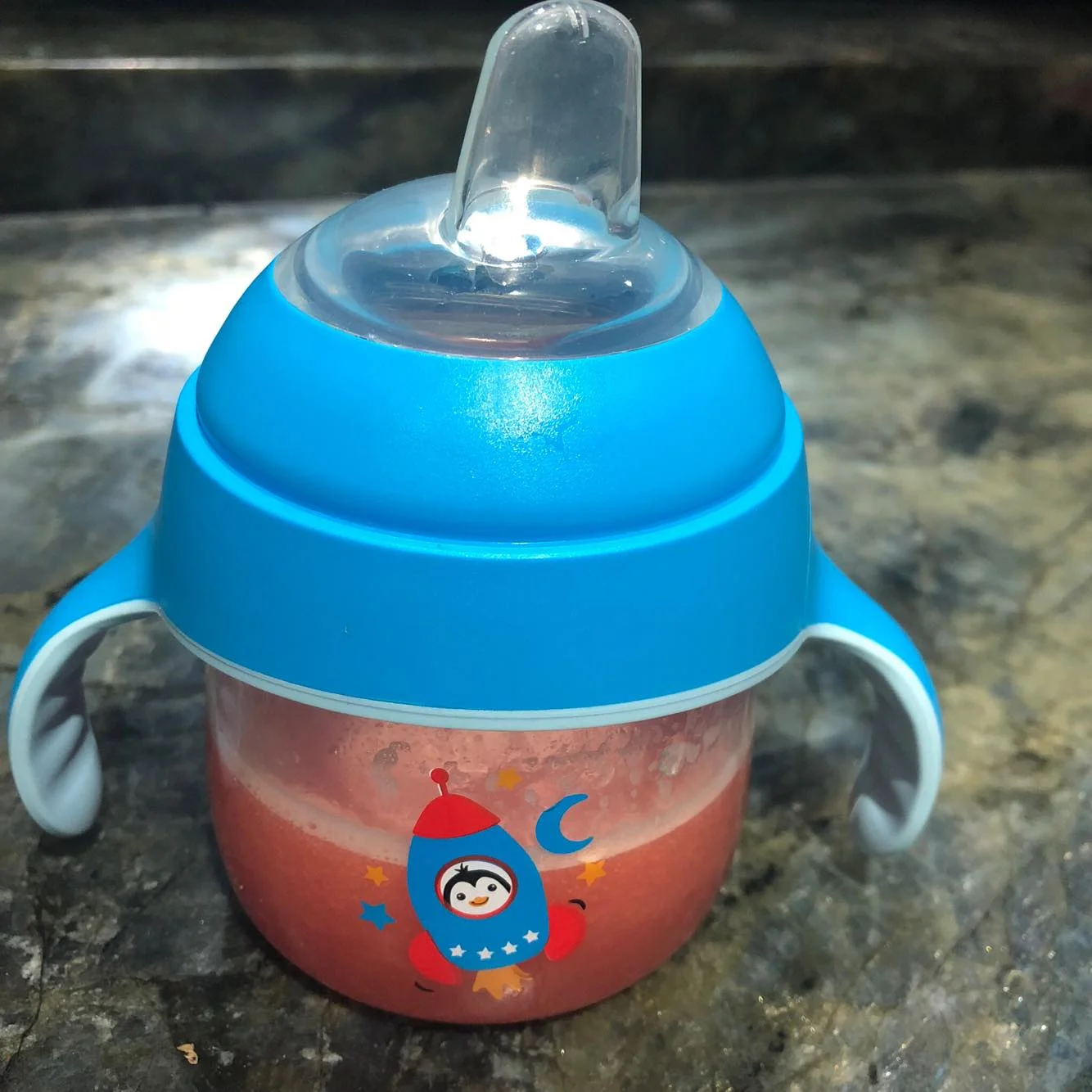 Suis-je la seule qui n’arrive jamais arriver à visser l’embout pour boire vis-à-vis le centre du gobelet?! Insérez un sacre de votre choix ici.