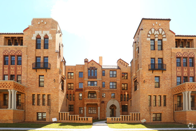 coronado-square-detroit-mi-primary-photo.jpg