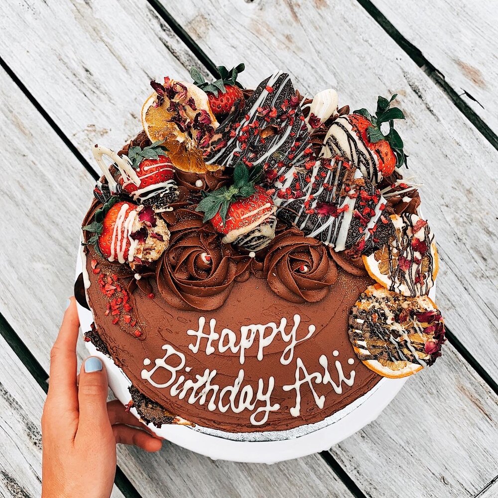 Domingo de cumpleaños en familia 🫶🏼🎉🎊🎁 #bitemykitchen #chocolate  #lovefood #cakes #instabday #bestoftheday #birthdaycake #cake #friends…