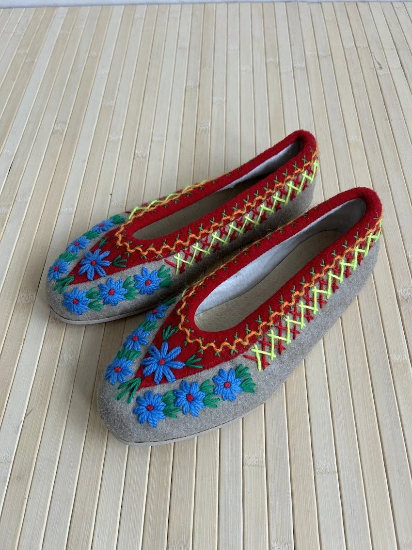 Onaie Felt Slippers Size 6