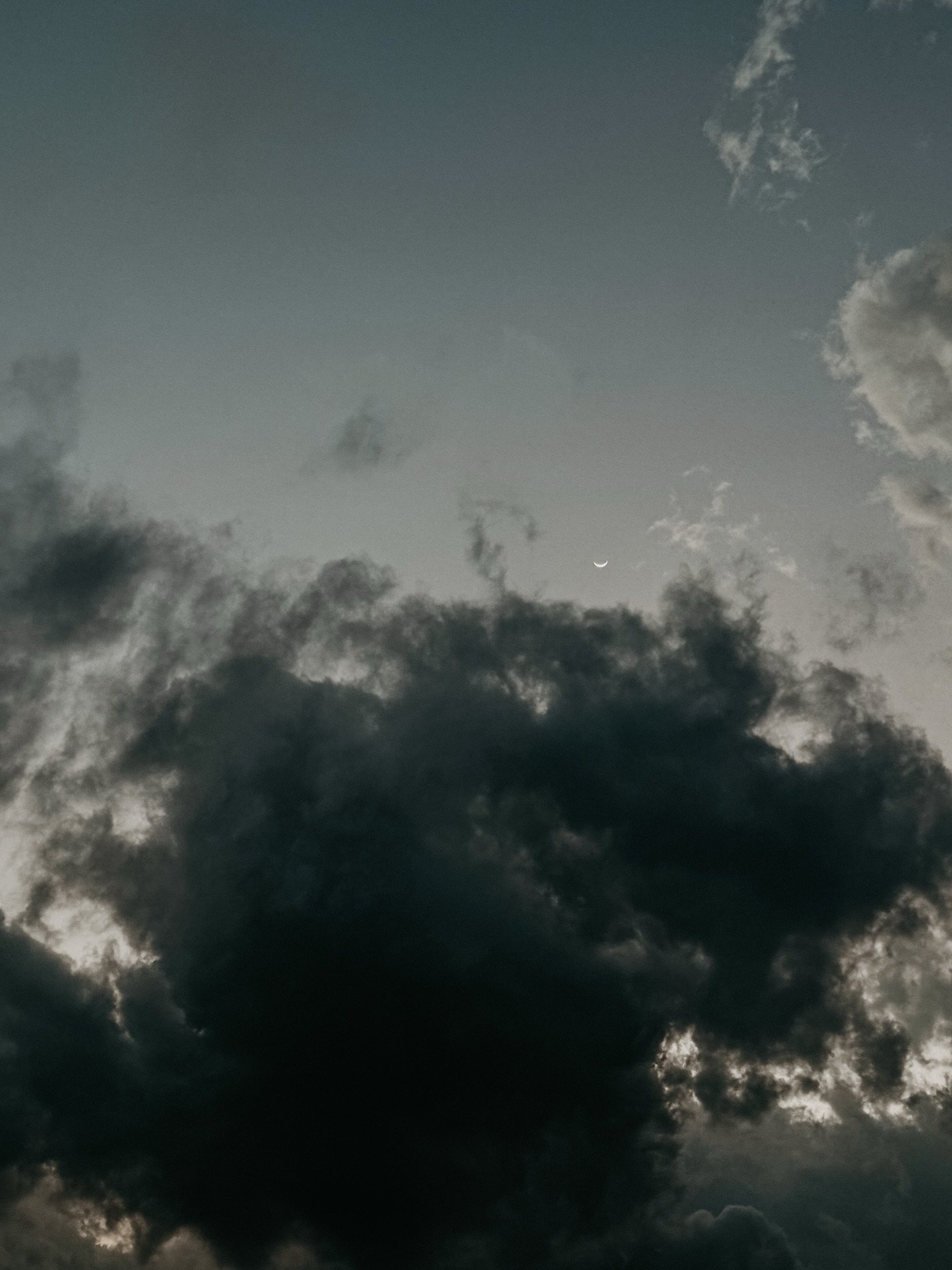 The sky was incredible this evening. A mix of calm and stormy. 🌙 Now, time to finish packing for a new to me adventure this weekend! What&rsquo;s your weekend plans?

#maketimeforyou #weekendadventures