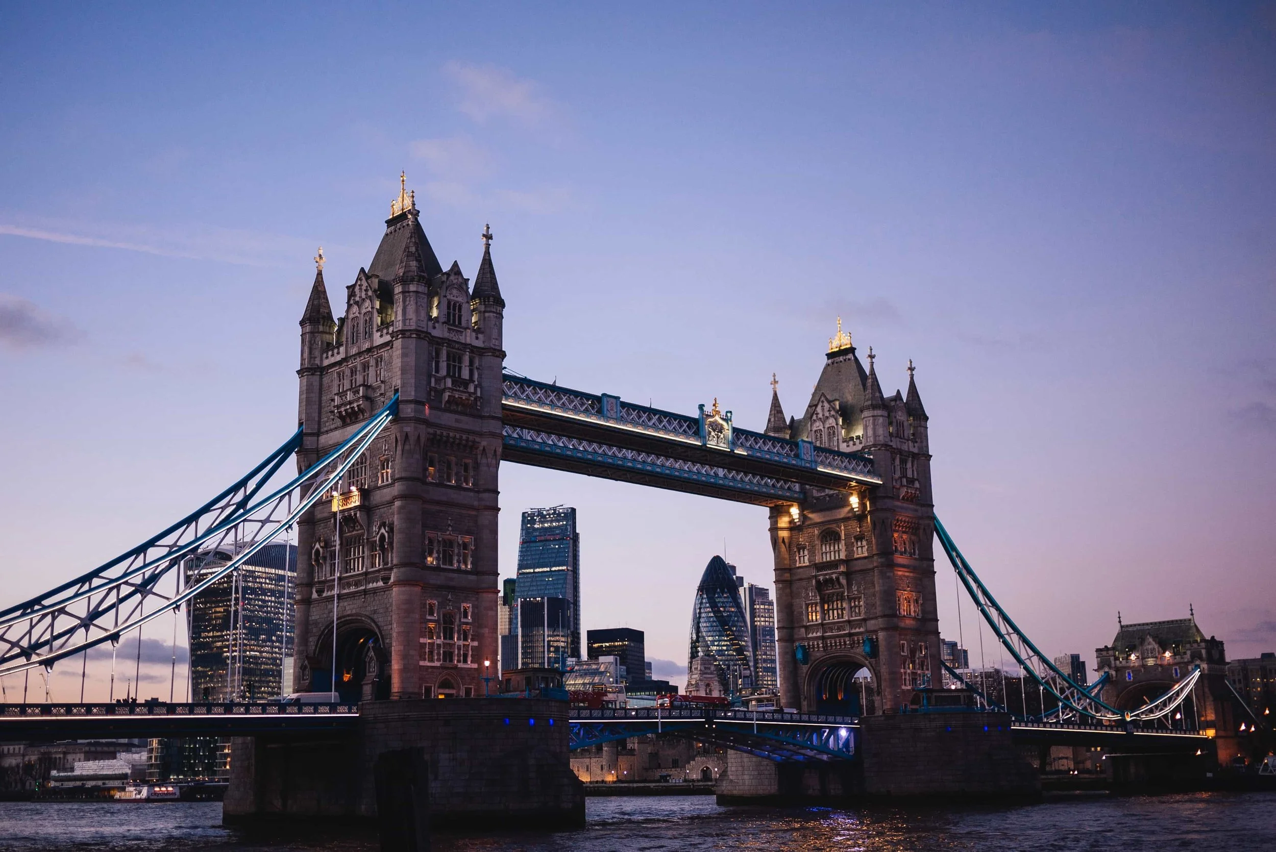 Die Tower Bridge in London bei Dämmerung als visuelles Keyword für Dolmetscher (Englisch/Deutsch).