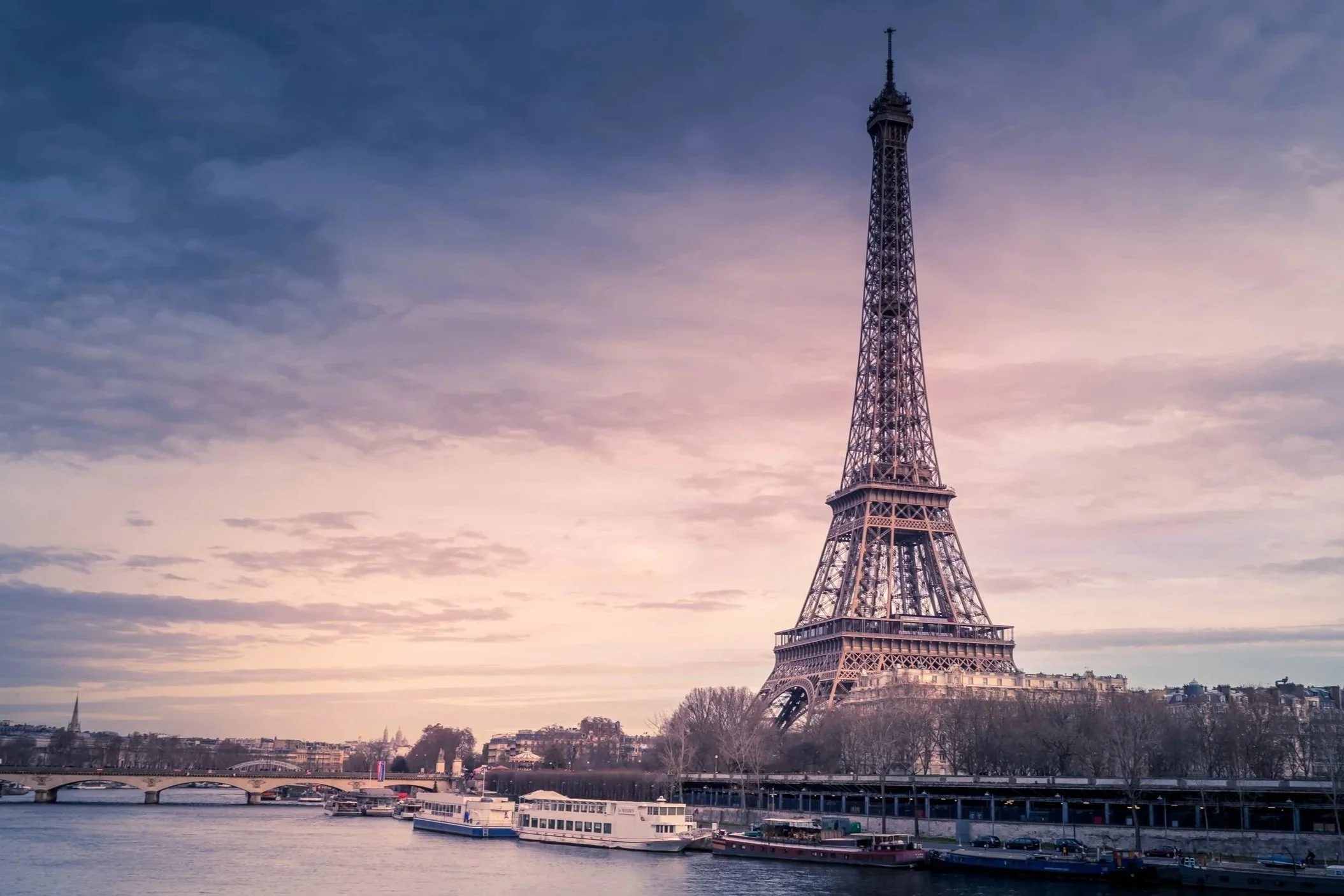 Der Eiffelturm in Paris als Symbol für professionelle Konferenzdolmetscher für Französisch.
