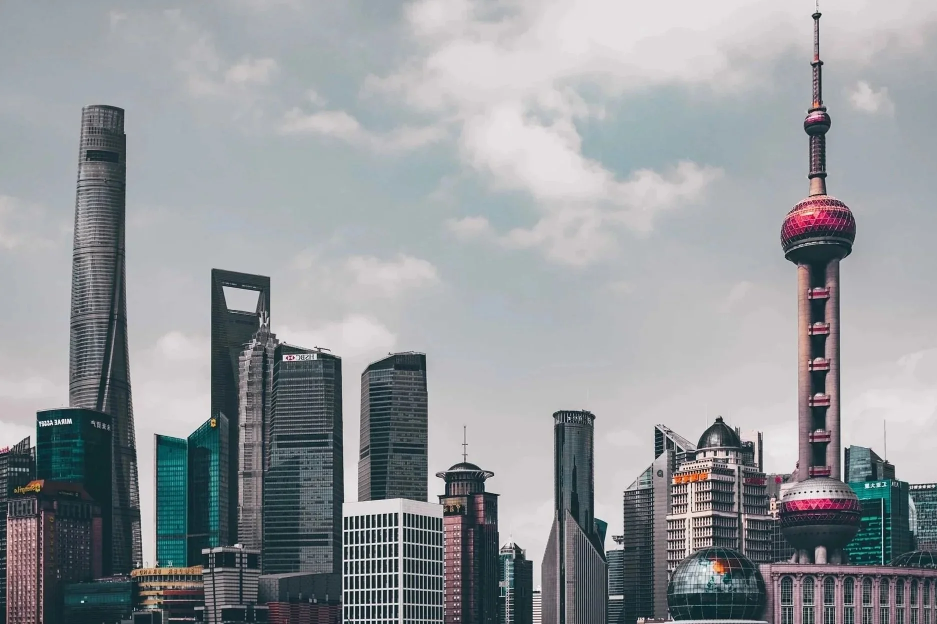 Blick auf den Oriental Pearl Tower in Shanghai zur Repräsentation von Sprachdienstleistungen für Chinesisch.