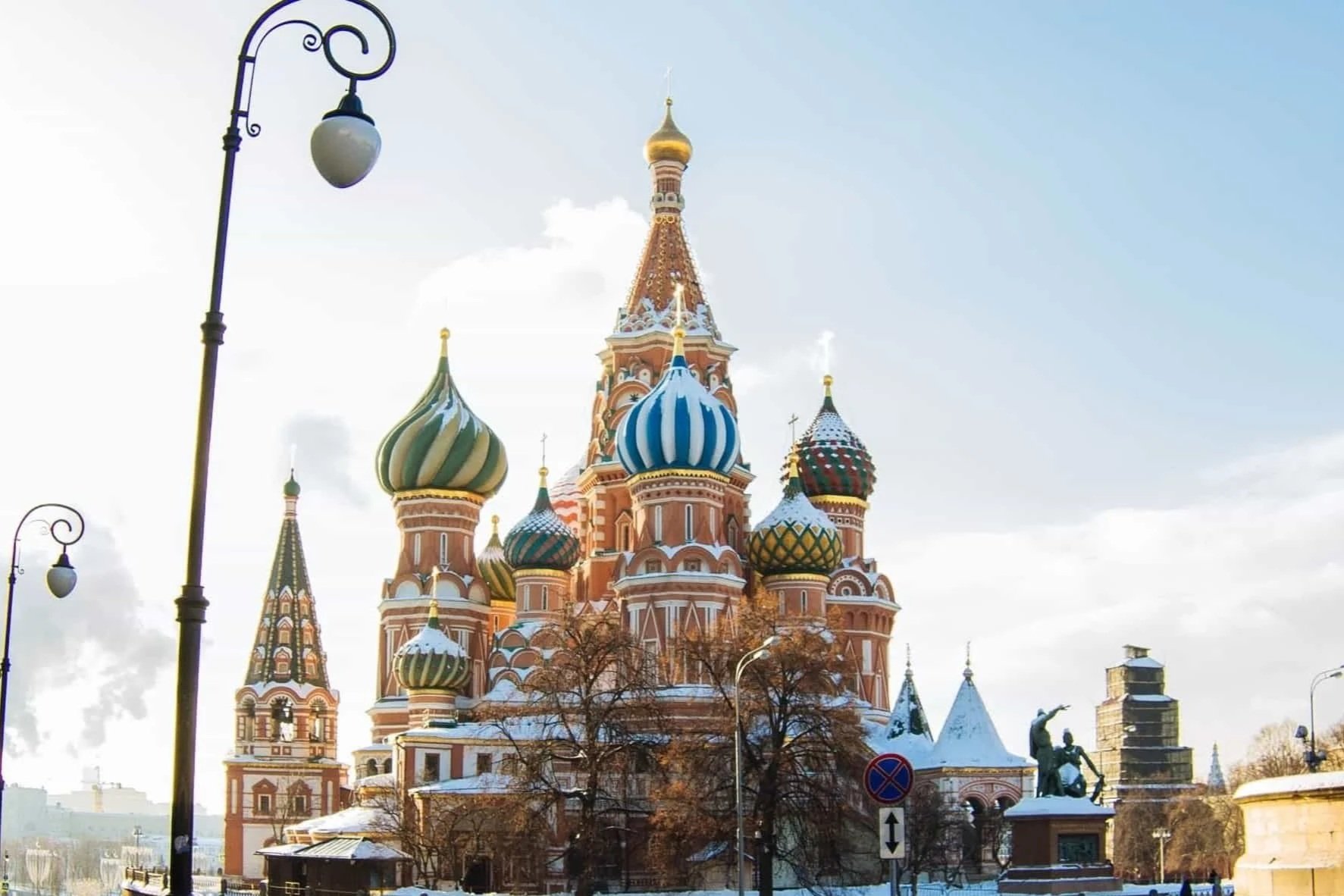 Die Basilius-Kathedrale in Moskau repräsentiert professionelle Sprachmittlung für Russisch bei internationalen Konferenzen und Verhandlungen.
