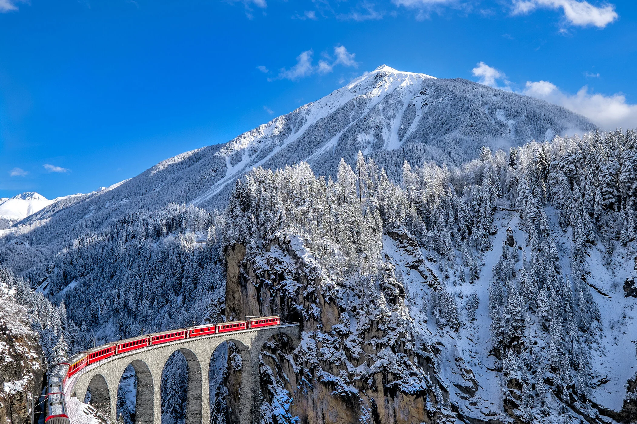  The famous Glacier Express train crosses the Landwasser Viaduct in the canton of Graubünden (Grisons). 