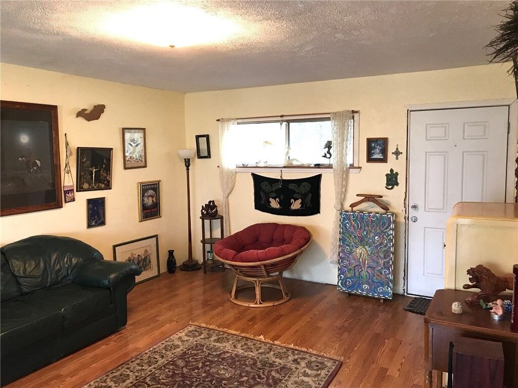 Living room (before-2).jpg