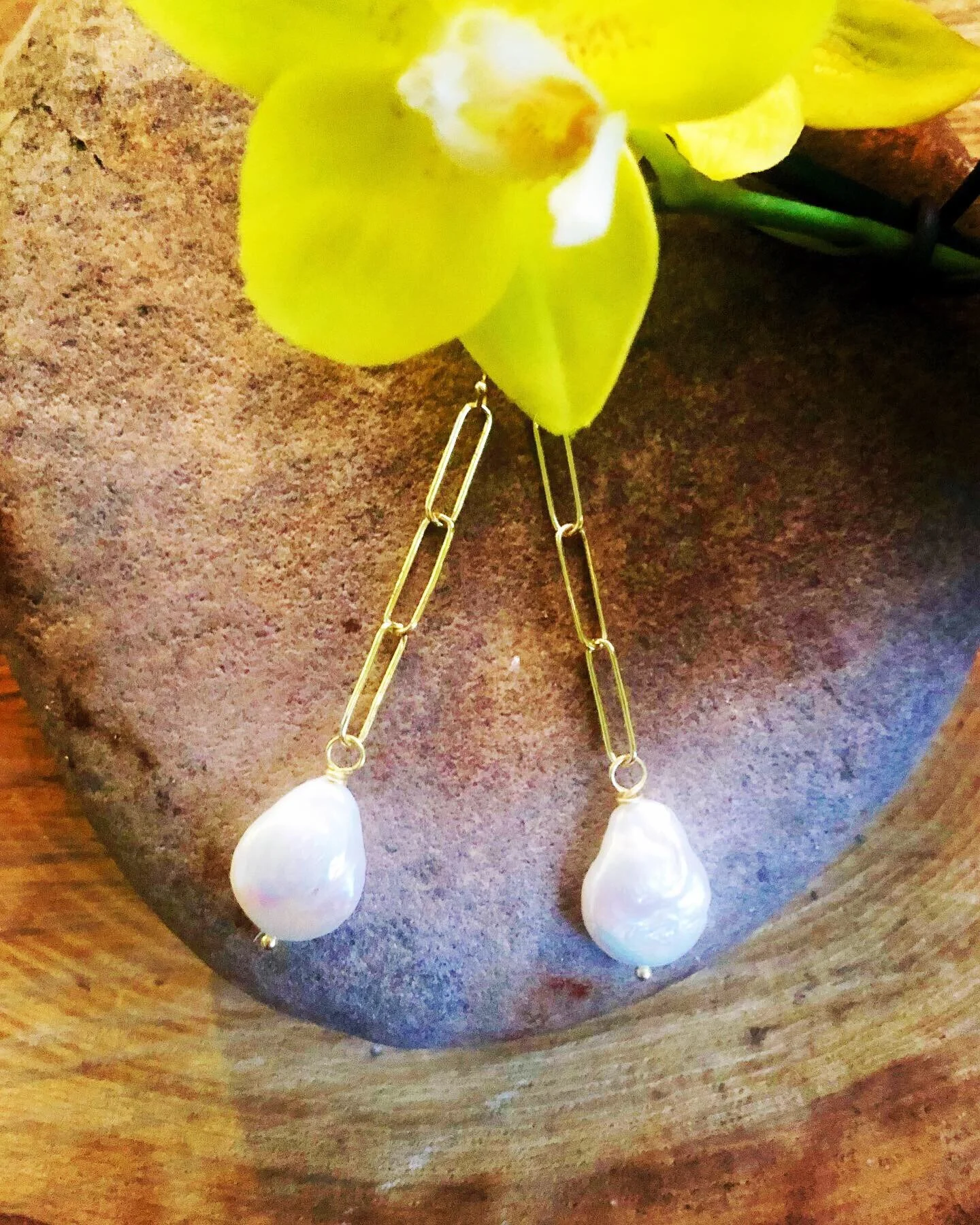 Freshwater pearl on gold chain earrings