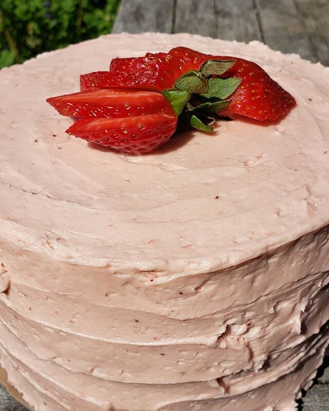 Strawberry lemonade cake! Happy Mother's Day! Available for $40 #strawberries #mothersdaygift #cake
