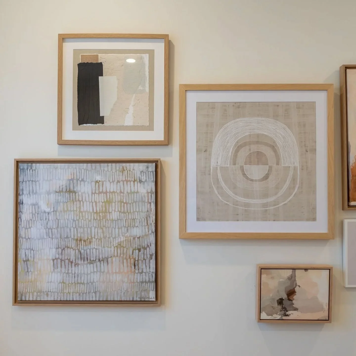 The impact of an art gallery wall....
⁠
In this bedroom project, I mixed frame sizes and shapes to keep the layout feeling natural and collected, but kept a consistent colour palette to make sure it all feels calm and cohesive.⁠

Need help pulling to