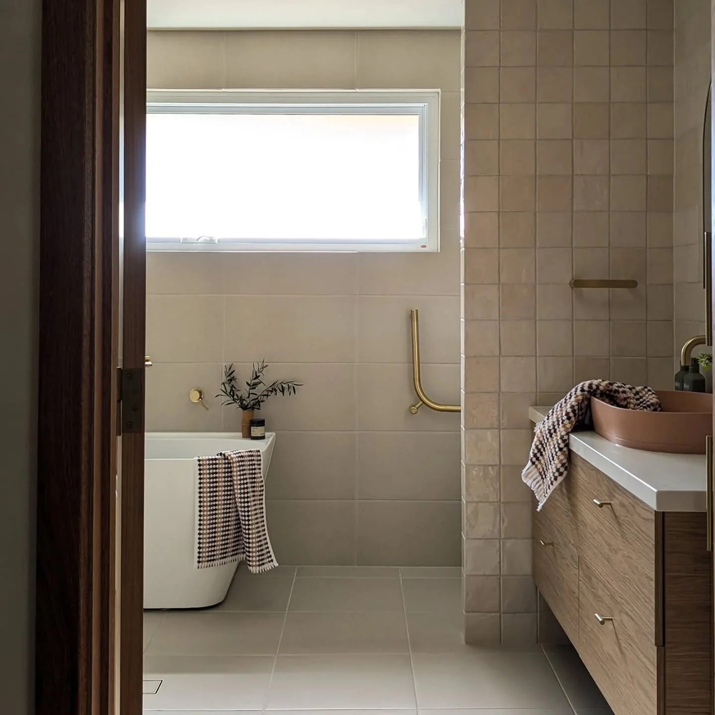 For this bathroom in Aberfoyle Park, my clients and I wanted to be mindful of the home's bushland setting when we started looking at the design concept.⁠
⁠
We wanted to highlight texture and earthy tones, and did this by introducing a natural timber 