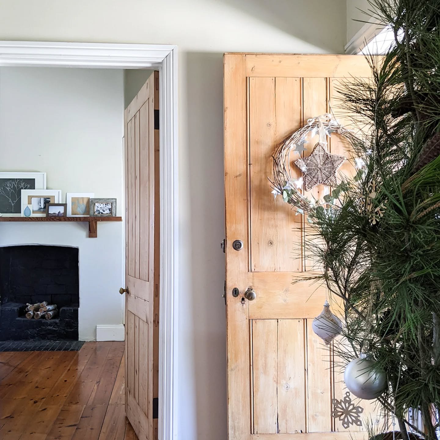 Christmas styling tip..pick a colour palette and stick to it.⁠
⁠
At this time of year, there&rsquo;s so much competing for our attention, so keeping your colour scheme consistent for Christmas helps your home feel calm and connected.⁠
⁠
I love the si