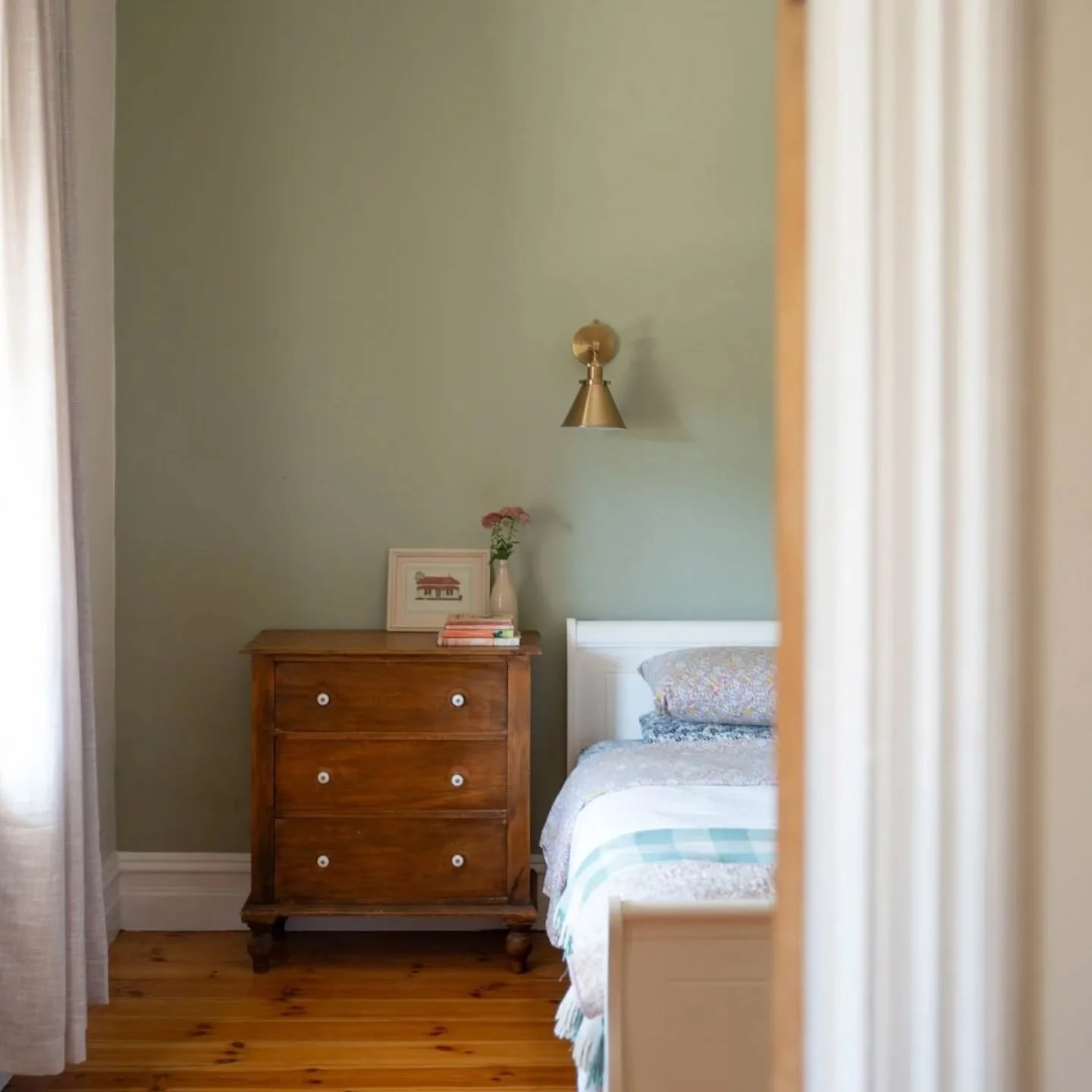 Strathalbyn House ✨️⁠
⁠
This property was already oozing character, but we added extra layers through the interior decoration. ⁠
⁠
This little girl's room was large with high ceilings. ⁠
⁠
To help it feel more cosy we added a mid tone green to the wa