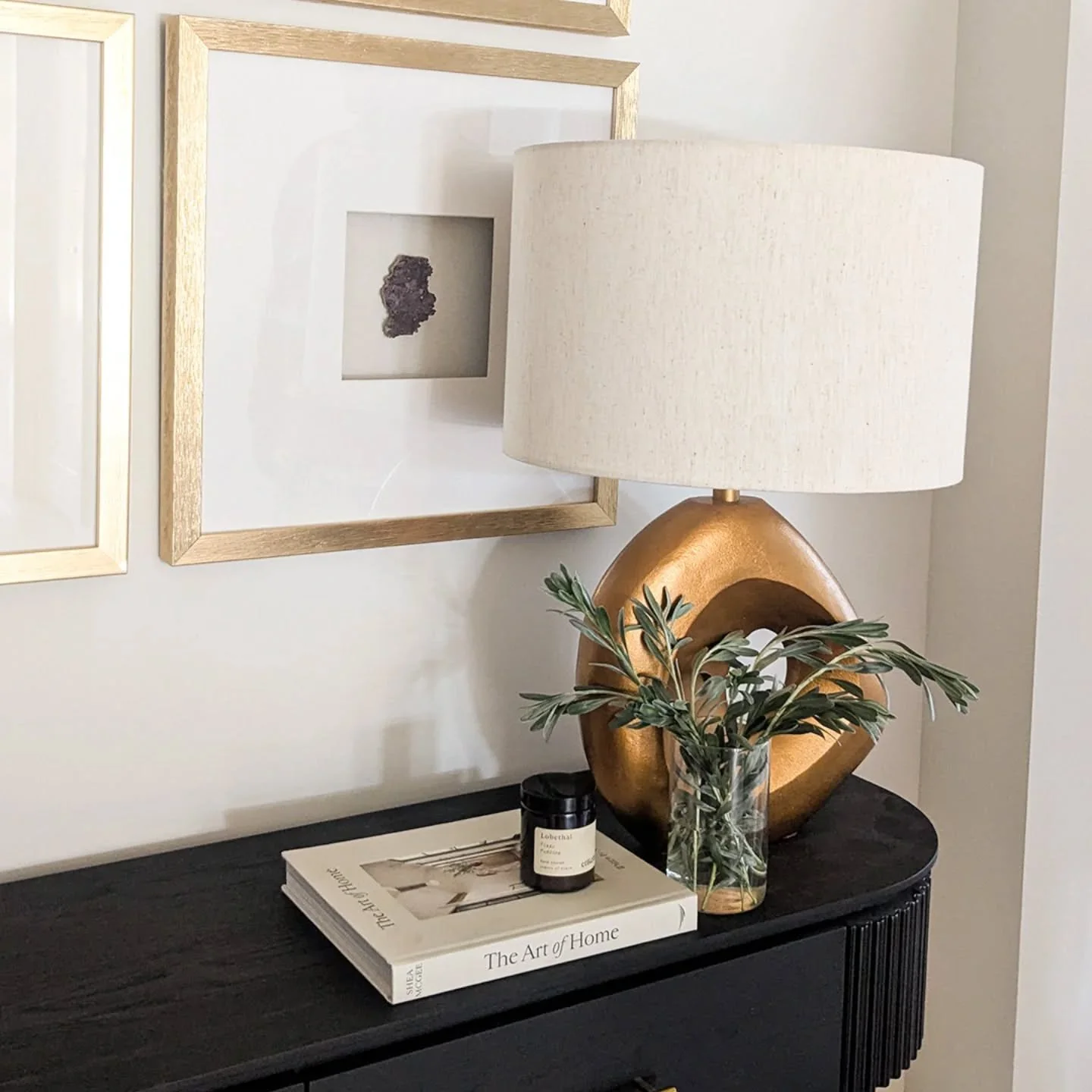 For this recently completed Mount Barker home, the design brief was to create an understated and classic aesthetic, with gold accents.⁠⁠
⁠
In the hallway, we used the colours from these framed stone artworks and repeated them in the rug used in the l