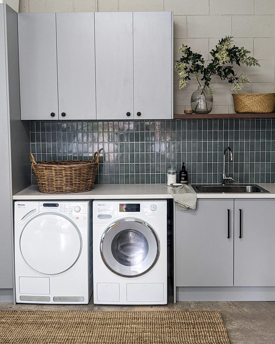 This family home in Aldgate in the Adelaide hills needed a garage renovation to include a laundry and gym area, along with some built-in cabinetry and open shelves for the lounge room. ⁠
⁠
For the laundry we landed on a soft, warm grey cabinetry with