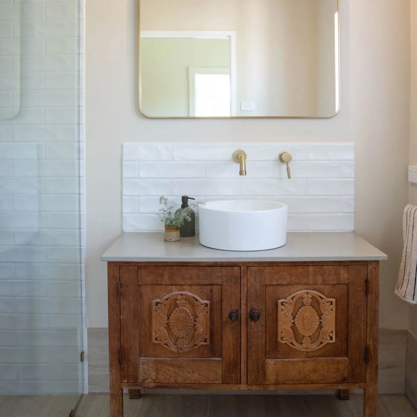 Another example of how using vintage pieces brings personality to your home. ⁠
⁠
In this project, the use of an old cupboard for a vanity brings just the right amount of character into this bathroom. ⁠
⁠
Would you be adventurous enough to try this? ⁠