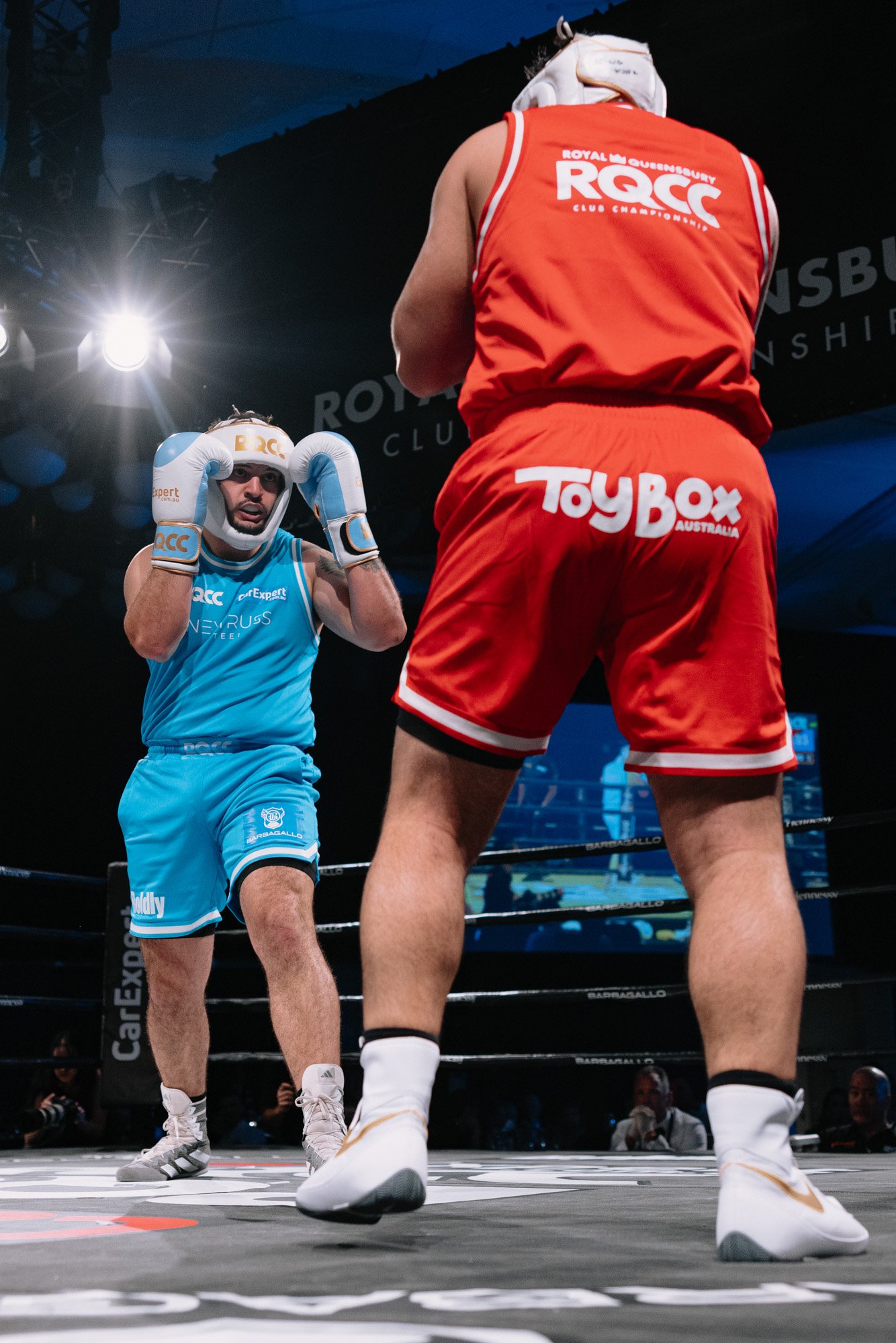 2 boxers in a ring 