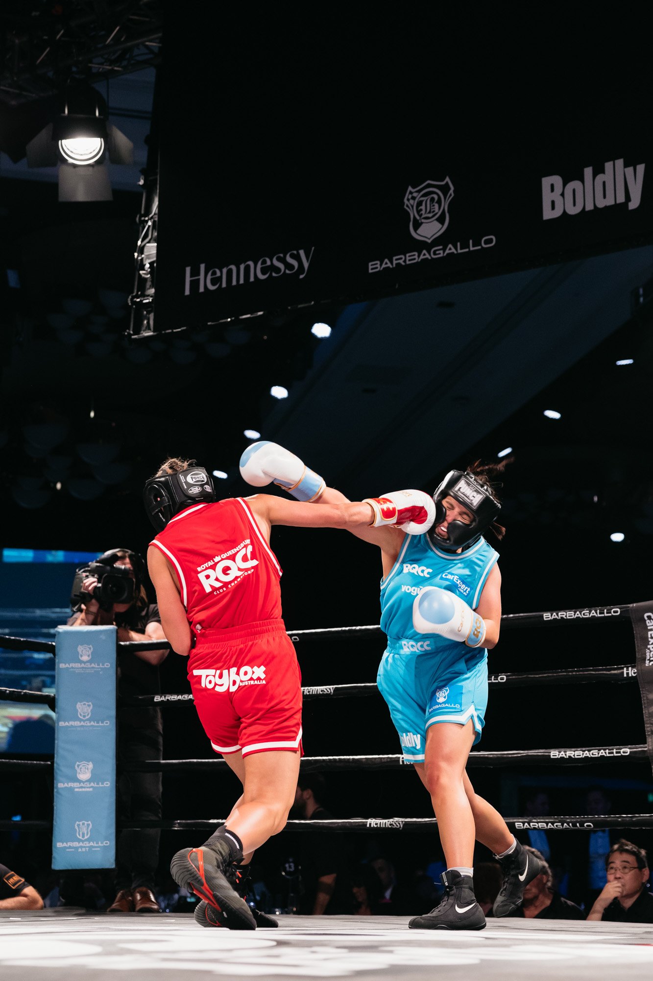 2 boxers fighting