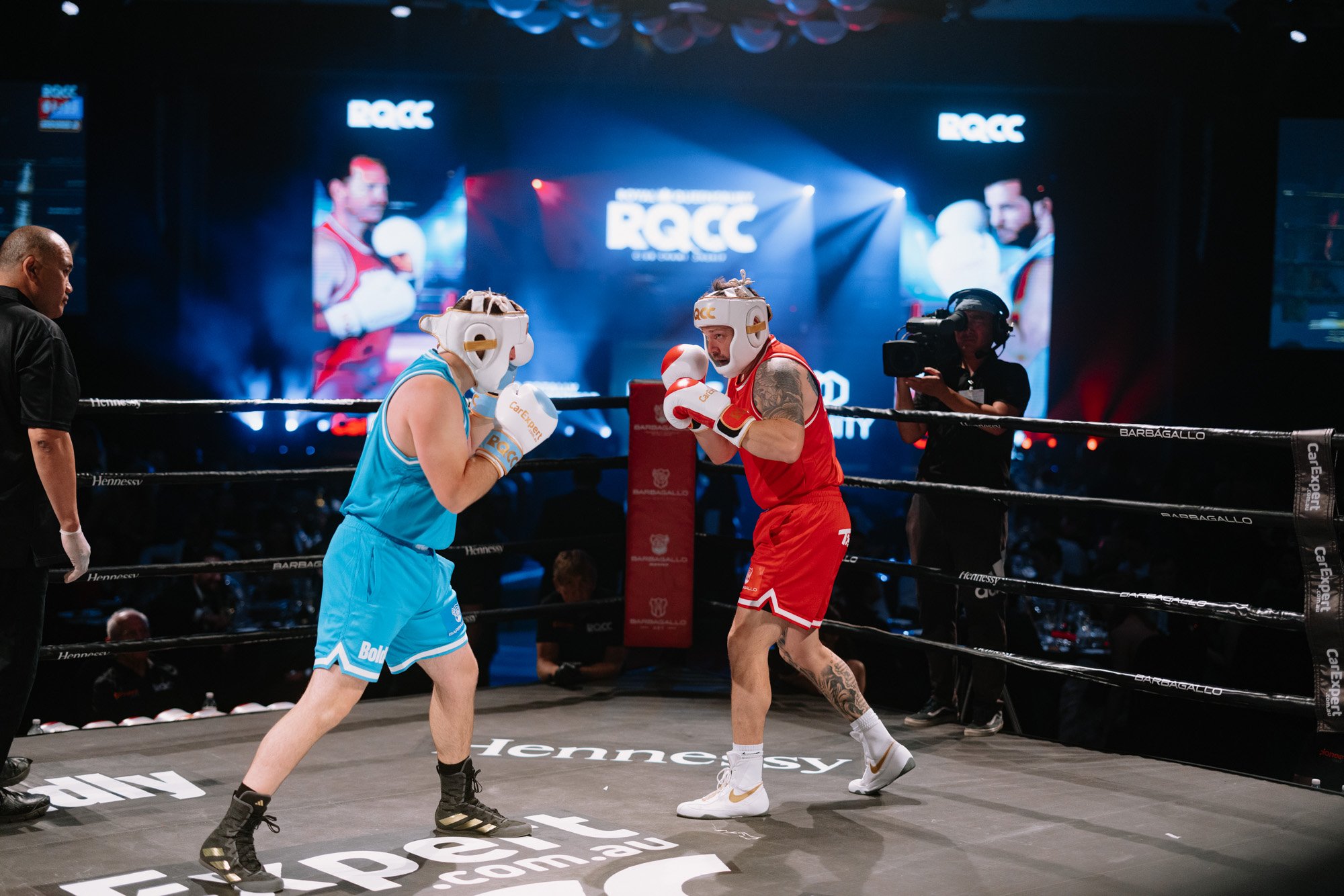 2 boxers fighting