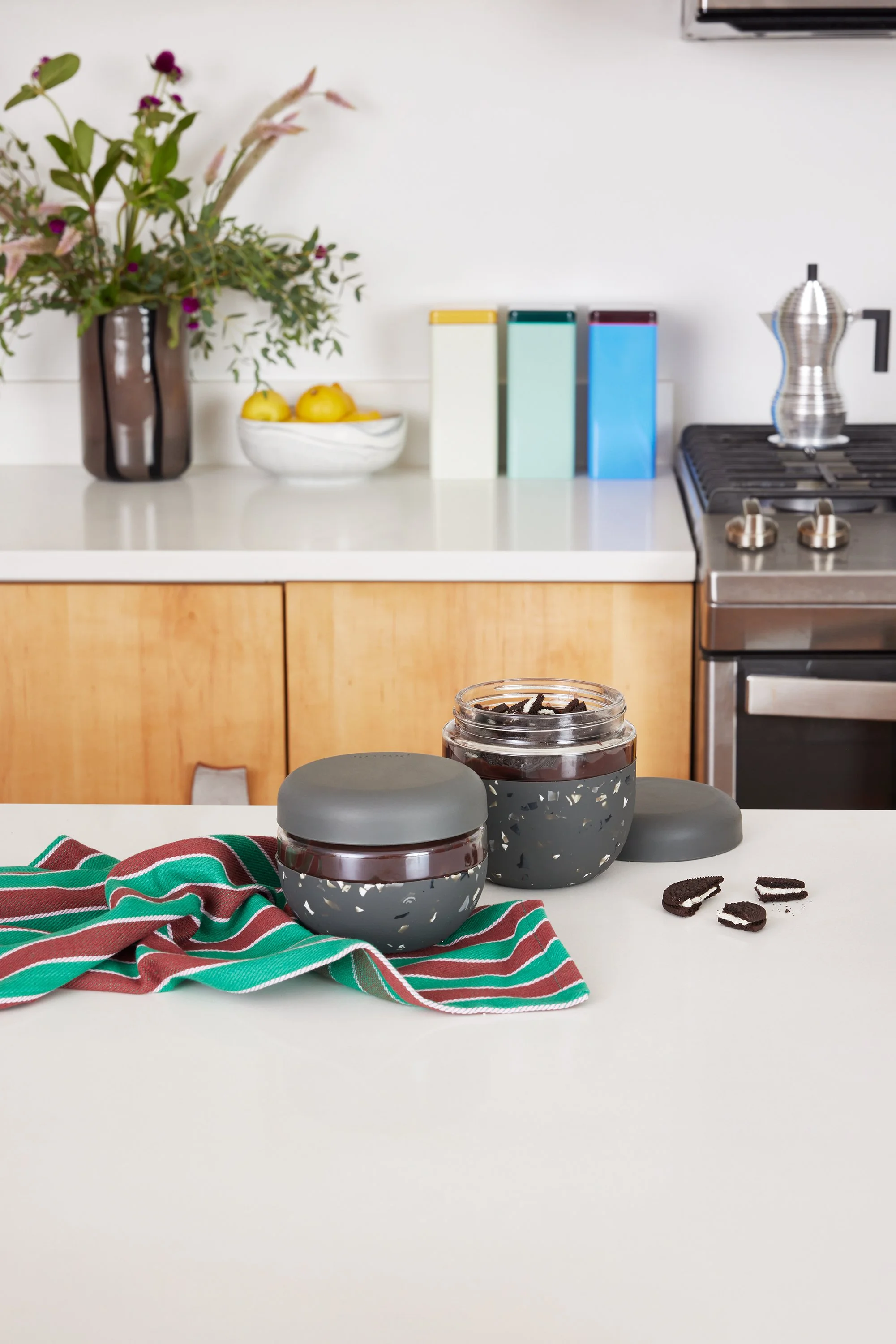 WP_VM_BowlSealTight_16oz_24oz_CharcoalTerrazzo_2023HolidayCampaign_Editorial_01_2x3_Web.jpg