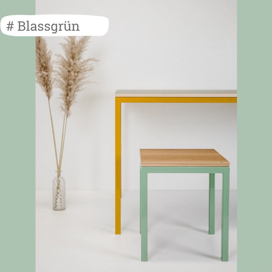 Blassgr&uuml;n, eine unserer Lieblingsfarben. F&uuml;gt sich nahezu &uuml;berall perfekt ein, als Farbtupfer, aber ohne aufdringlich zu wirken. #beistelltisch #interiordesign #augsburg #esszimmer