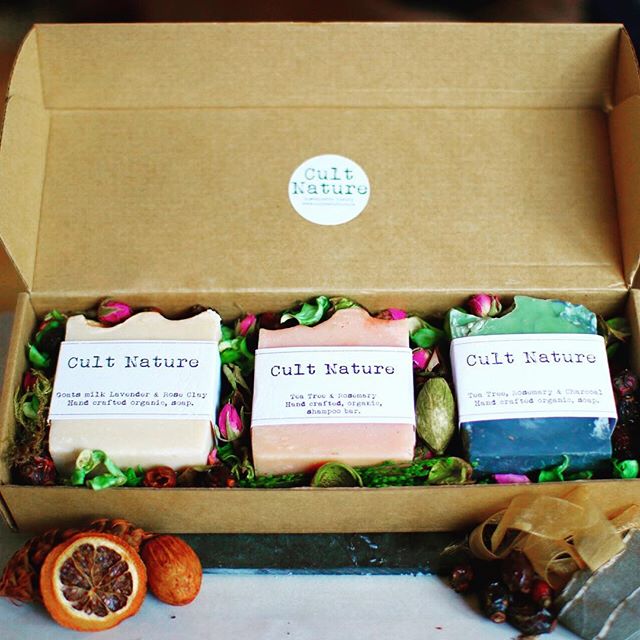 Gift boxes of all sizes proving to be very popular, experimenting with different essential oils on the pot pourri.. can a person be too obsessed with Rose geranium oil I wonder?! ☺️😊 #ecogiftbox #giftbox #homemadesoap #rosegeranium #potpourri #ecoch