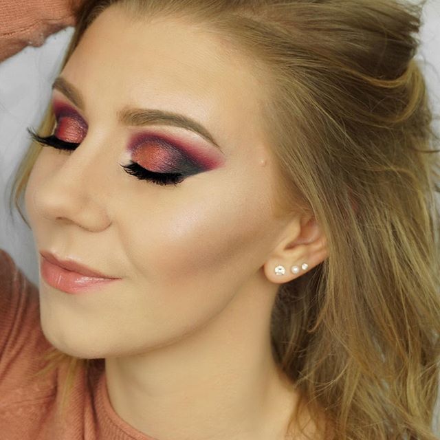 I was not joking! I really am obsessed with this @nyxcosmetics_be obsession palette in Poenix 🤷🏼&zwj;♀️💖 .
.
Products used:
@smashbox Primer
@nyxcosmetics Color correcting palette
@esteelauder Double wear fondation in Fresco
@urbandecay naked skin concealer in warm
@benefit Hoola bronzer
@nyxcosmetics Love contours all
@nyxcosmetics_be Obsession palette in Phoenix
@ardellashes Wispies
@anastasiabeverlyhills Dipbrow pomade Blonde
@nyxcosmetics Perversion mascara 
@urbandecay All Nighter setting spray
.
.
#muaunderdogs #undiscoverd_muas #makeupjunkies #makeupdaily #makeupworld #makeupobsession #makeuptricks #makeuproutine #makeupguru #makeupflawless