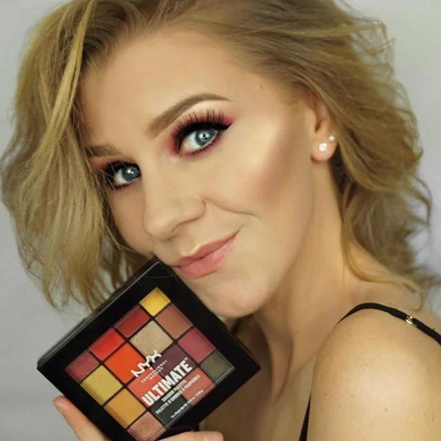 Obsessed with this @nyxcosmetics @nyxcosmetics_be Ultimate palette in Phoenix ❤️ Blends like a dream!!! ✨✨✨