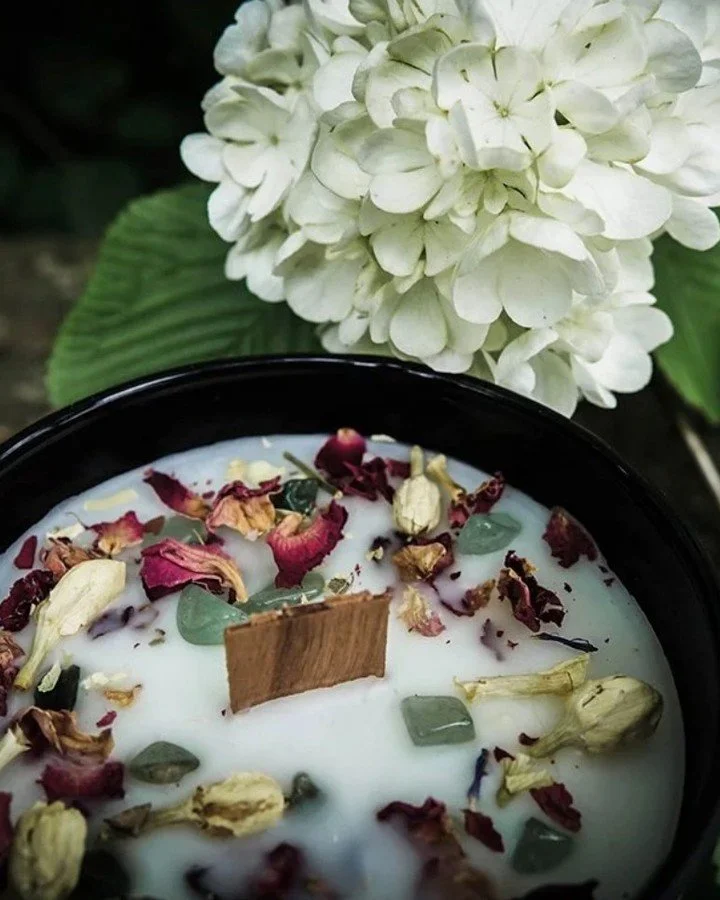 A garden that exists just beyond reach. 🍎✨

The Hesperides Candle draws from myth. Hidden groves. Golden fruit. A place where beauty feels almost unreal.

Violet and apple blend into something soft, floral, and quietly enchanting. A scent that feels