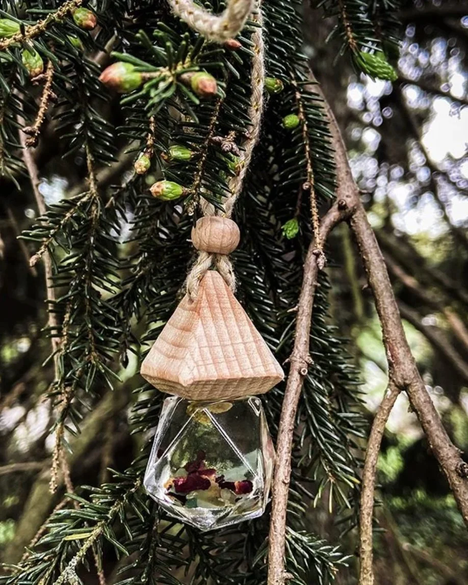 Turn the drive into part of the ritual. 🚗✨

The Enchanted Drive Diffusers bring scent, atmosphere, and intention into the spaces we move through every day.

Morning commute.
Late-night drive.
Windows down with spring air moving through the car.

Sma