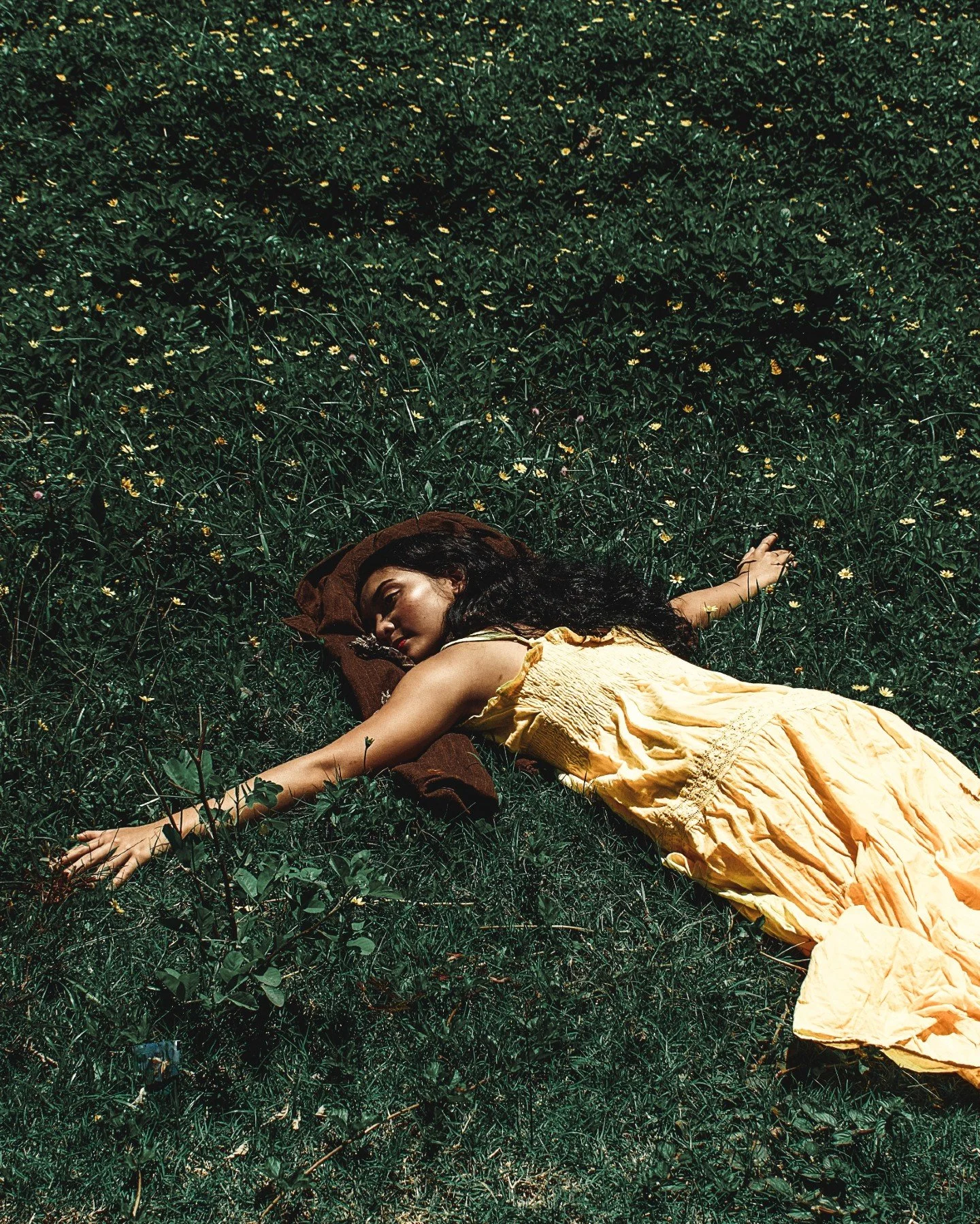 Take your shoes off. 🌿✨

Stand in the grass.
Feel the earth beneath you.
Let your body remember it belongs to nature too.

Earthing is simple, but powerful. A quiet practice of reconnecting with the natural world through direct contact with the eart