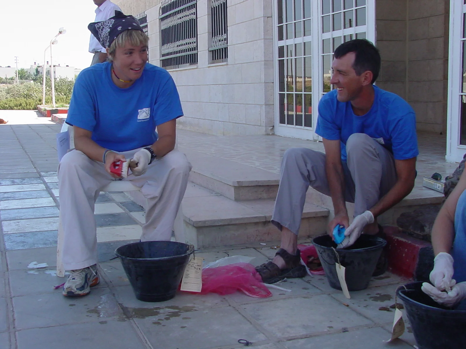   Later, in mid-afternoon, everybody participating in the excavation assembles. This is not only a time for practical work, but is also a time to socialize and look over what others have found in their squares at the site during the morning. Using br